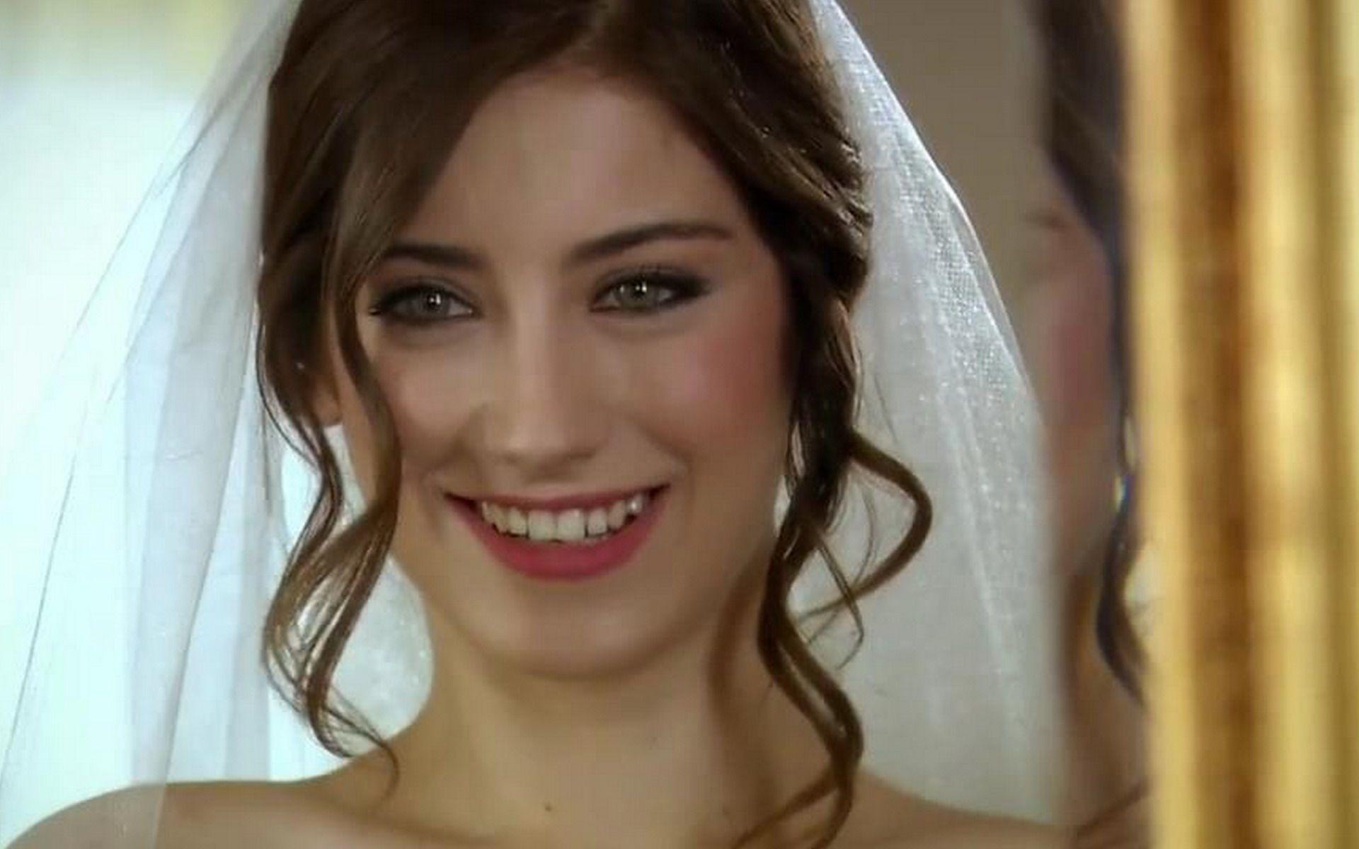 1920x1200 Hazal Kaya Wallpaper