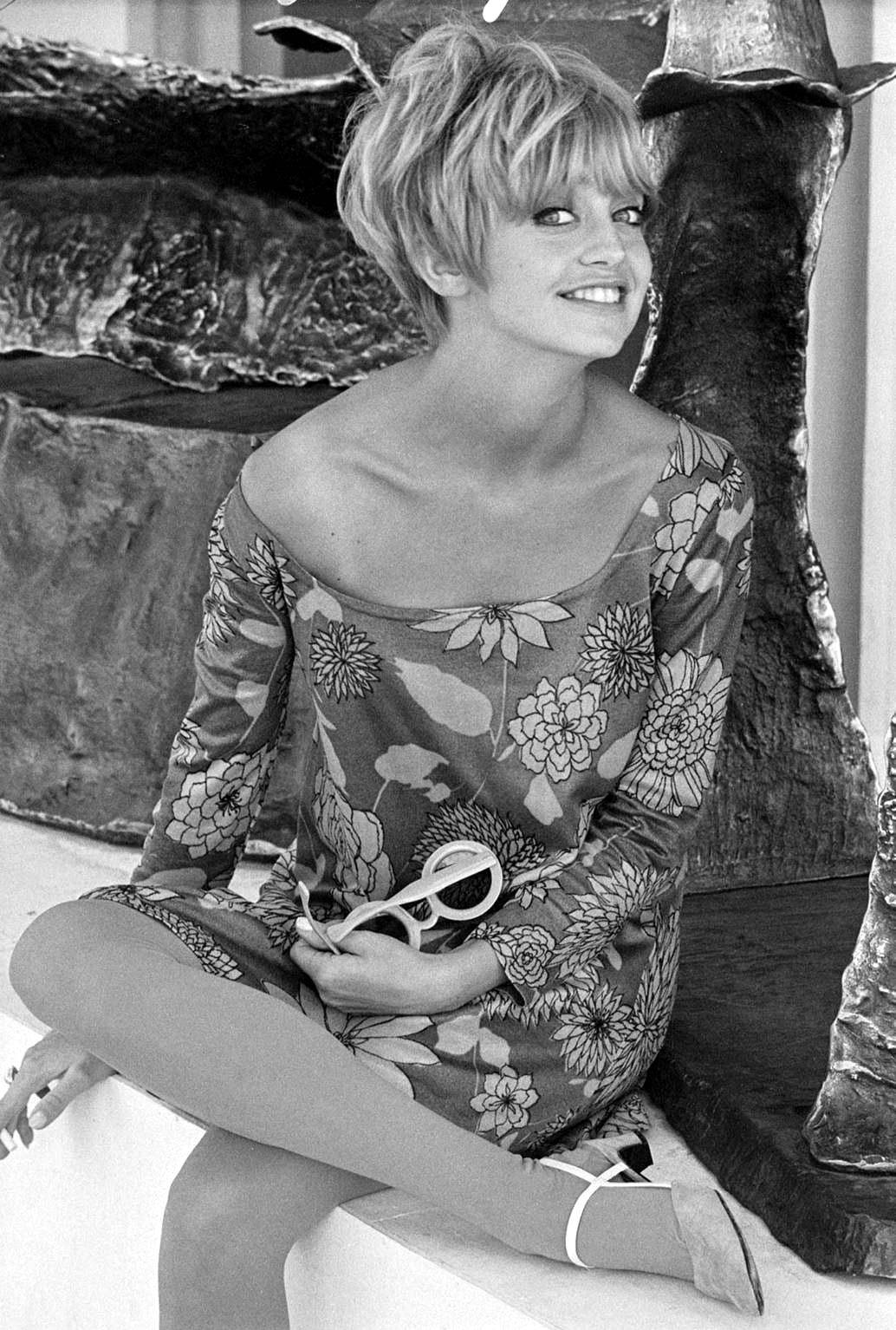 1034x1534 Download Young Goldie Hawn Black And White Wallpaper