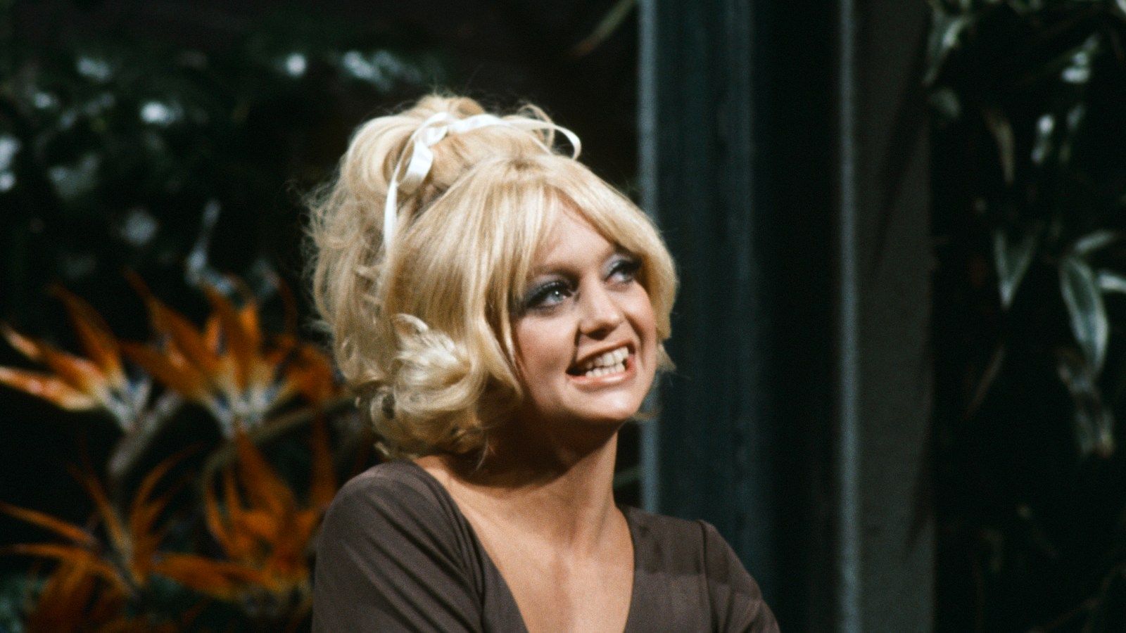 1600x900 Flashback: Goldie Hawn Covers Dolly Parton