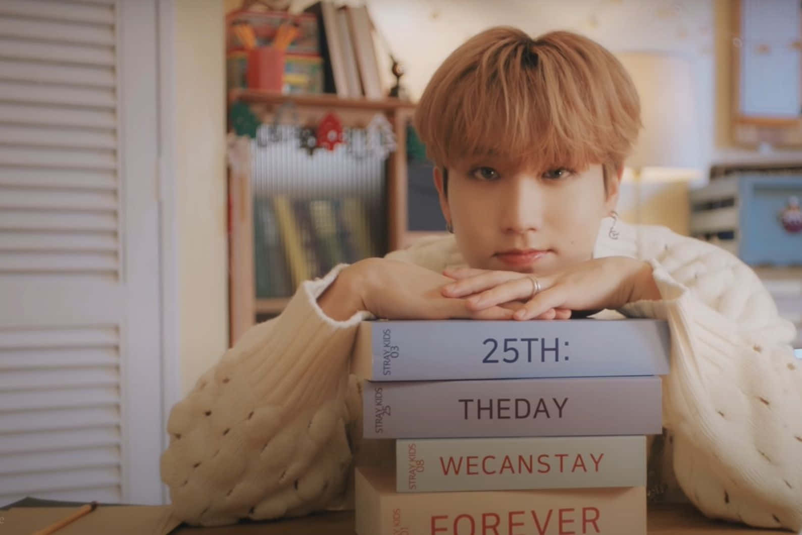 1588x1060 Download Han Jisung Restingon Books Wallpaper