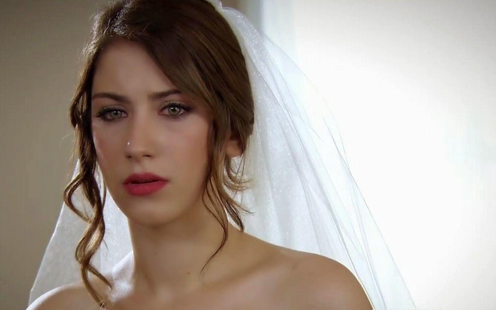 1600x1000 Hazal Kaya Wallpaper