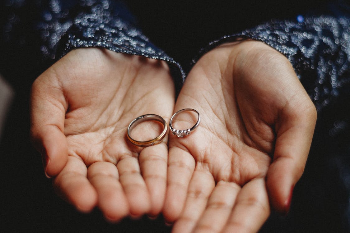 1125x750 Close Up Shot Of Wedding Rings · Free