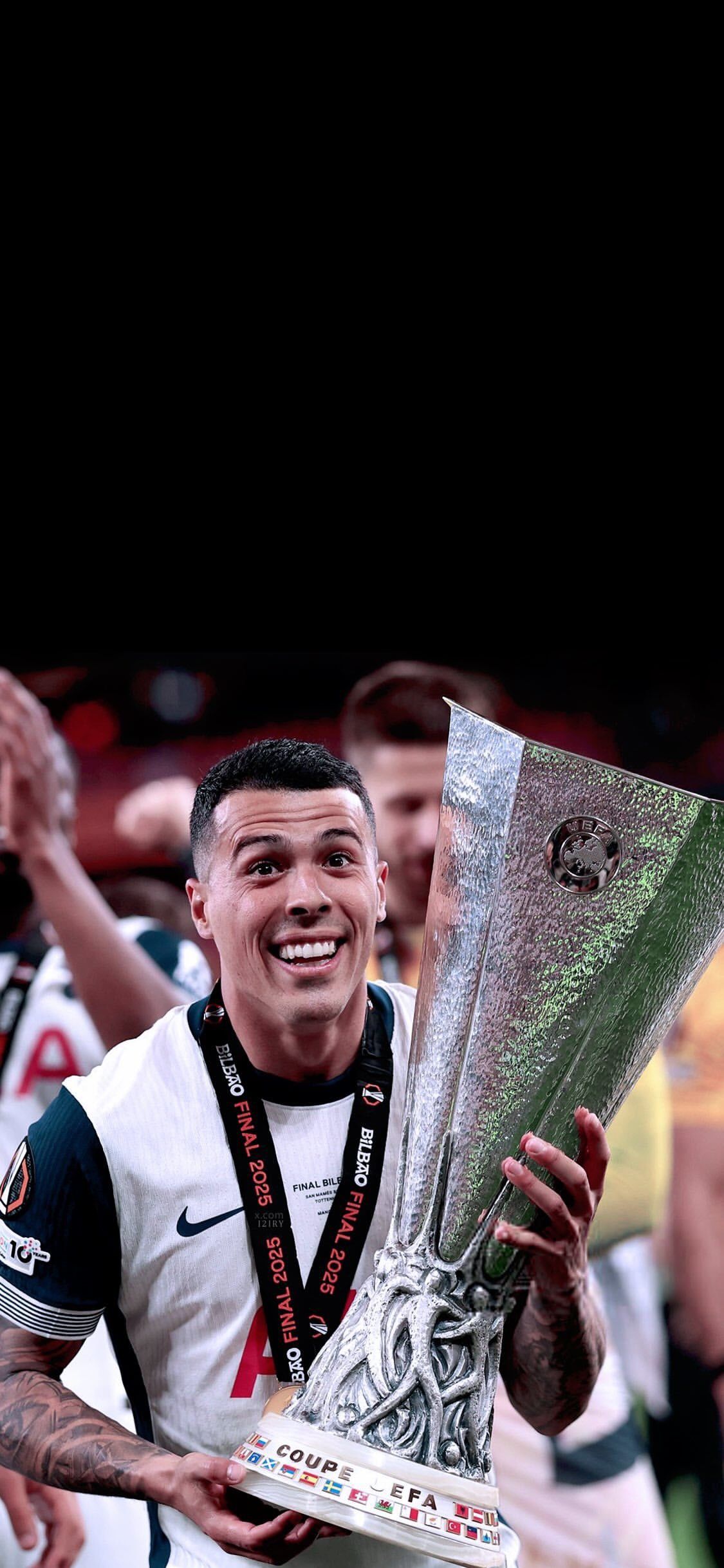 1125x2436 Pedro Porro celebrating with Europa League trophy Football Wallpaper