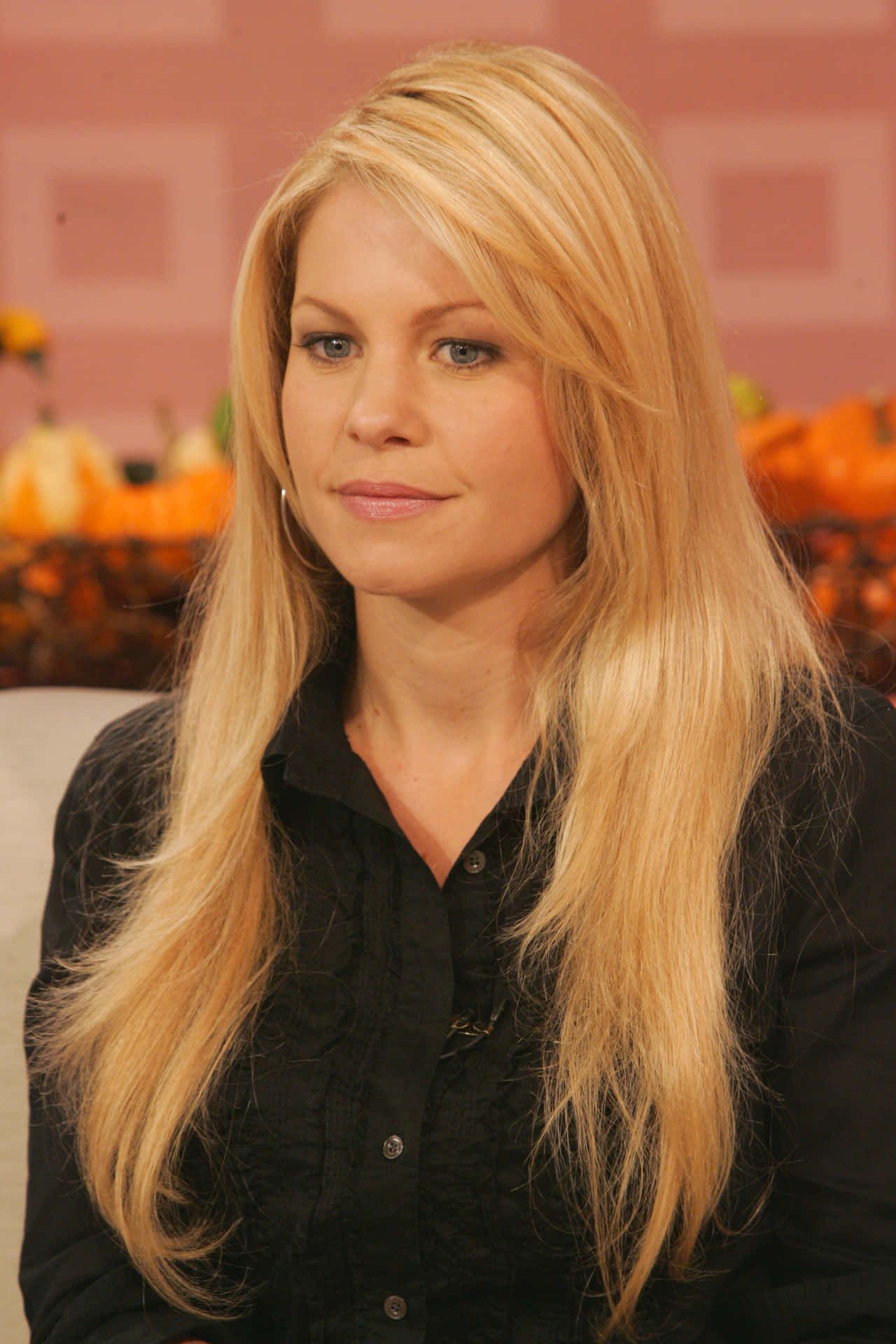 1280x1920 Download Candace Cameron Bure smiling at a photo shoot Wallpaper