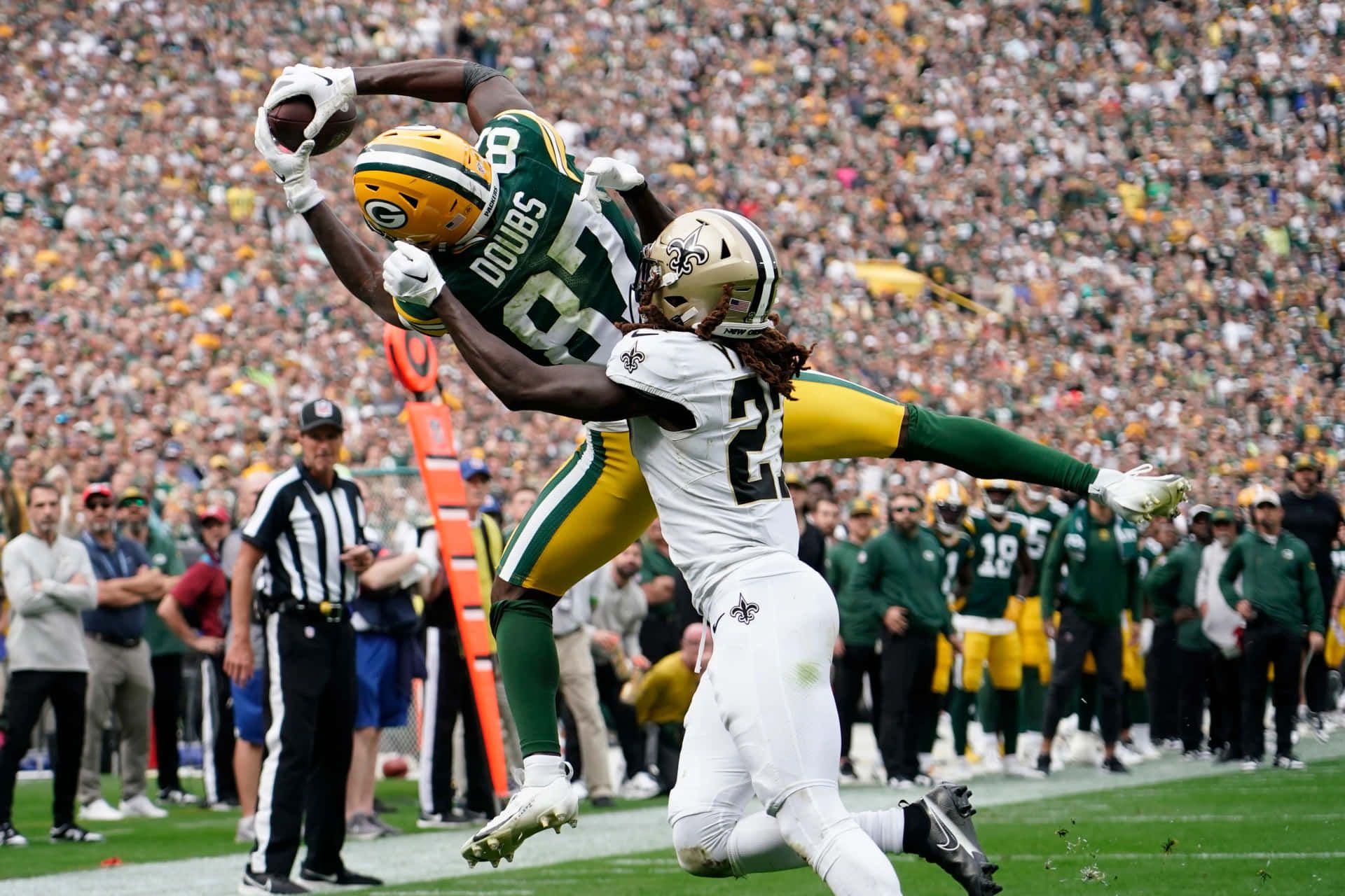 1920x1280 Download Romeo Doubs Athletic Catch Green Bay Packers Wallpaper