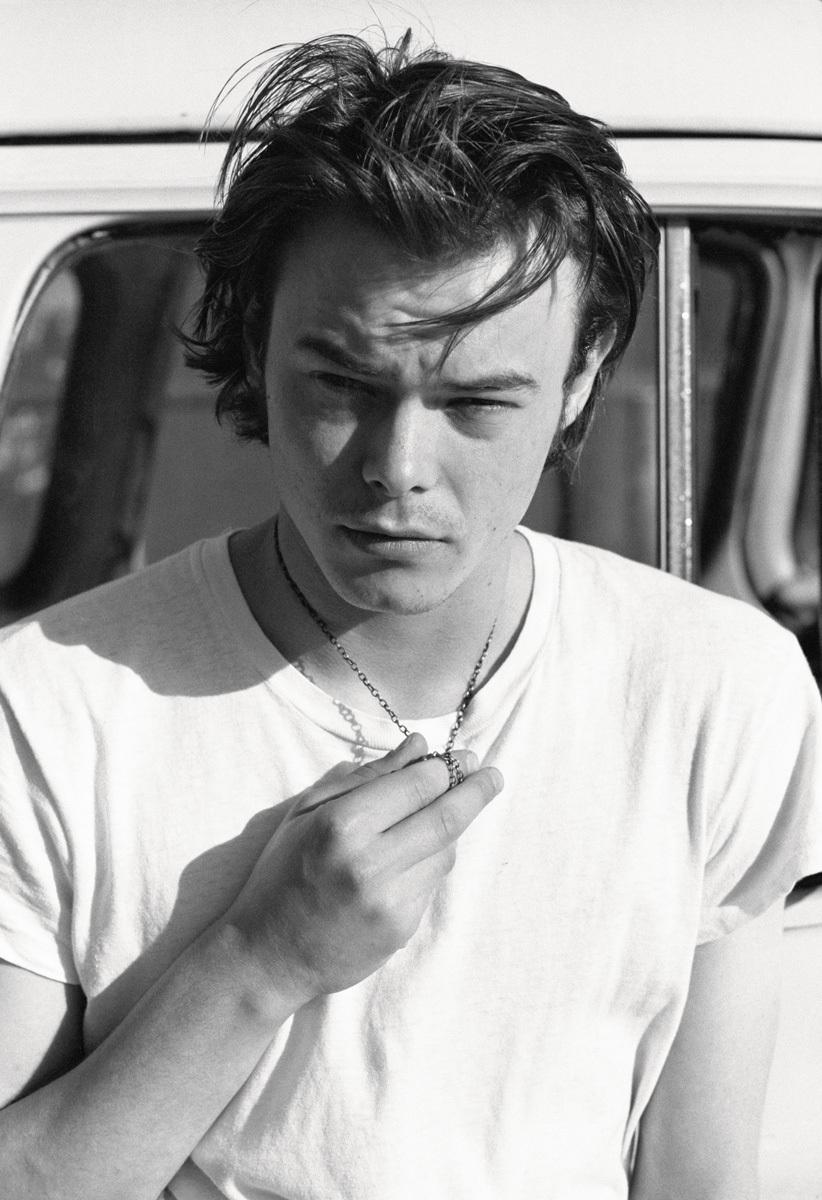 822x1200 Charlie Heaton Wallpaper