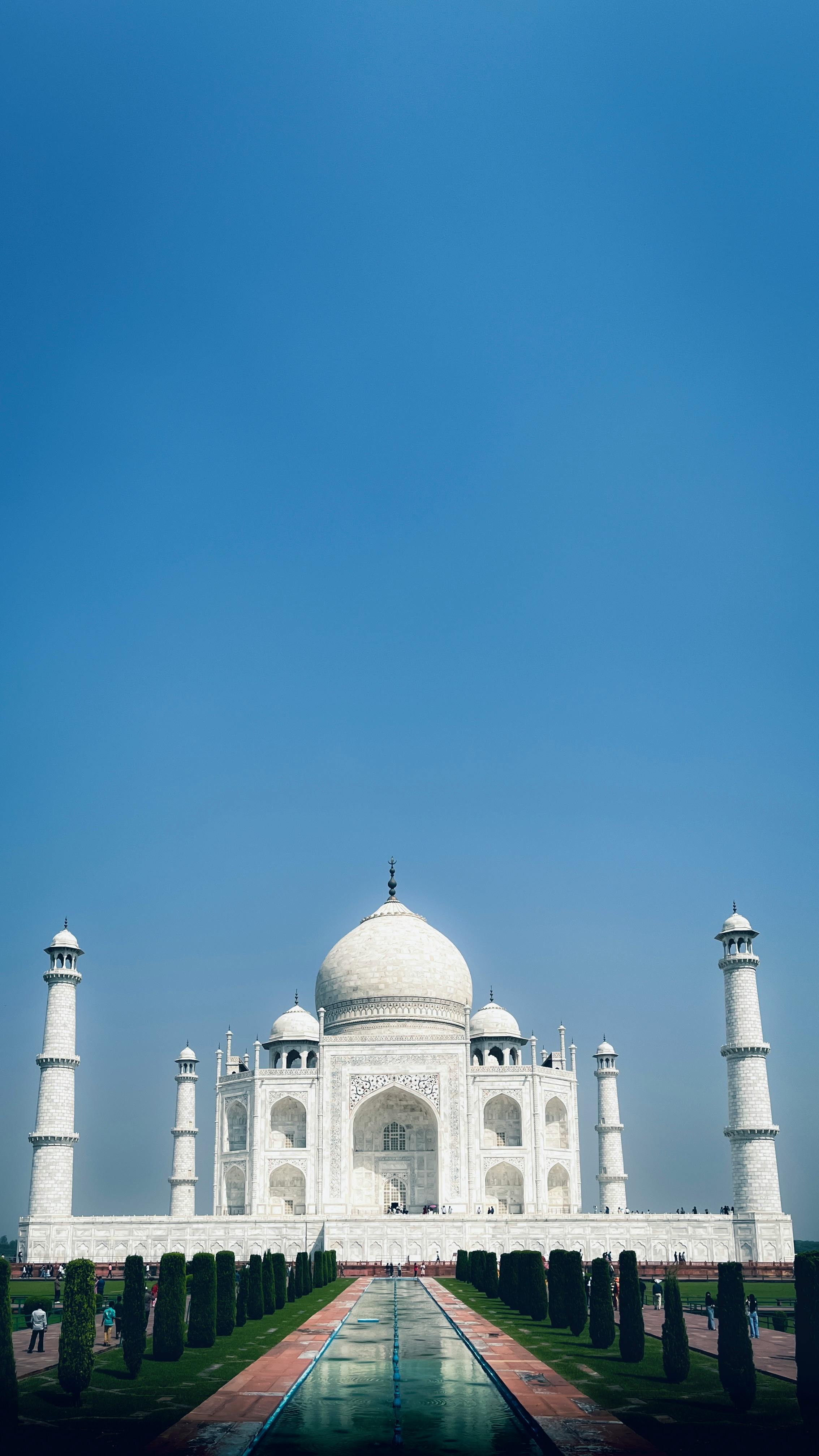 2267x4031 Iconic View of the Taj Mahal in Agra, India · Free