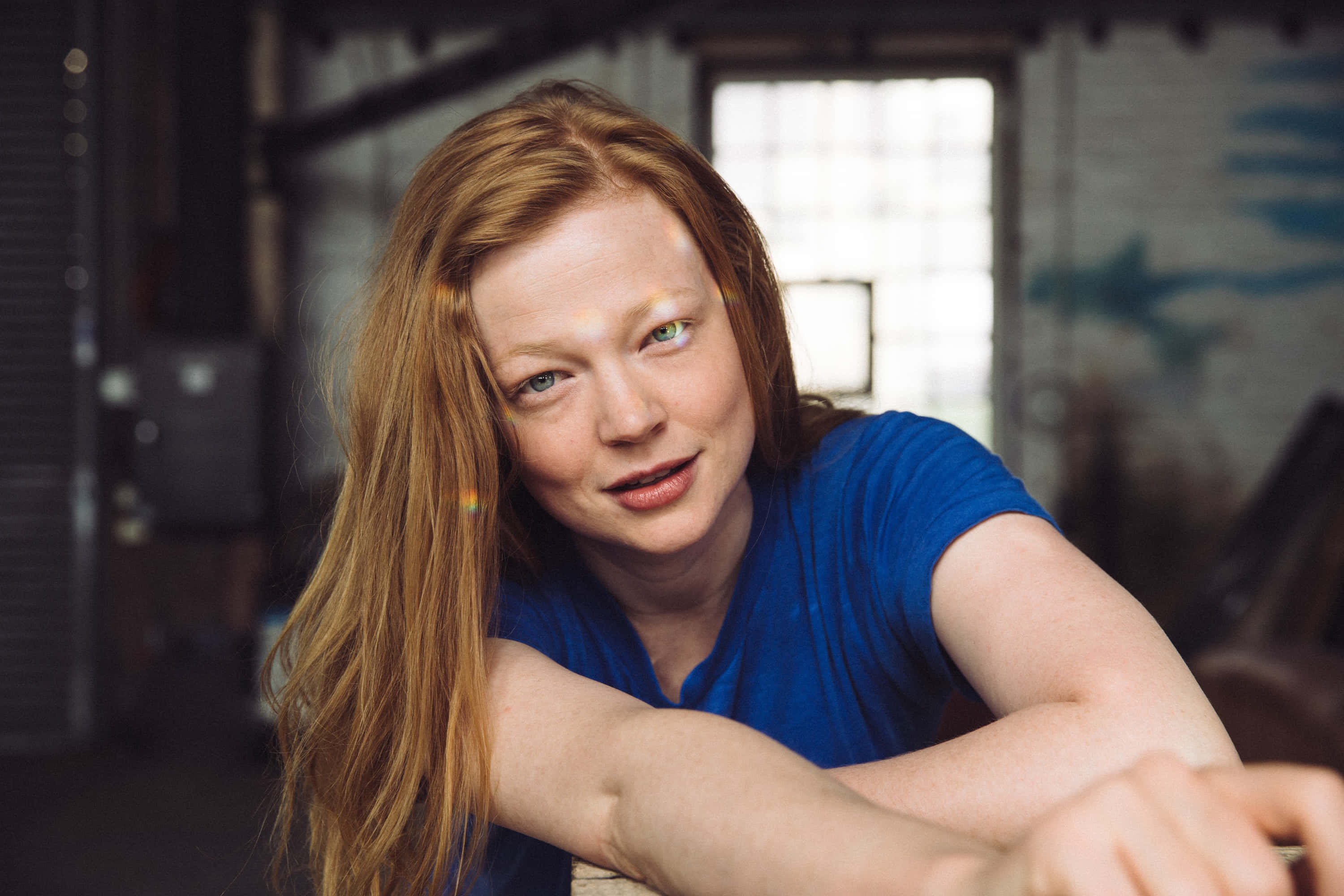 3000x2000 Download Elegant Sarah Snook Smiling In Red Wallpaper