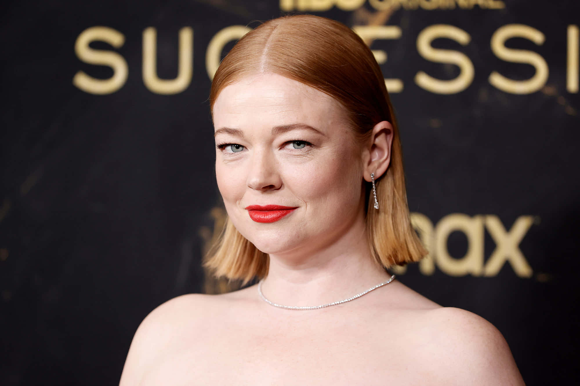 2000x1333 Download Sarah Snook Exuding Confidence On The Red Carpet Wallpaper