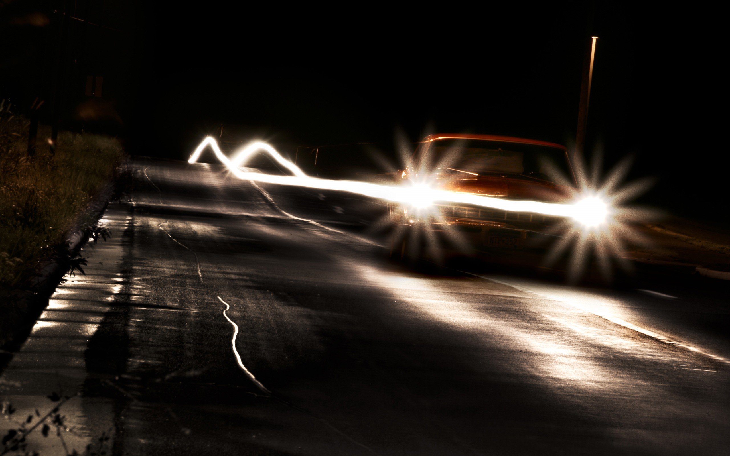 2560x1600 Dynamic Night Drive: HD Wallpaper for Car Enthusiasts