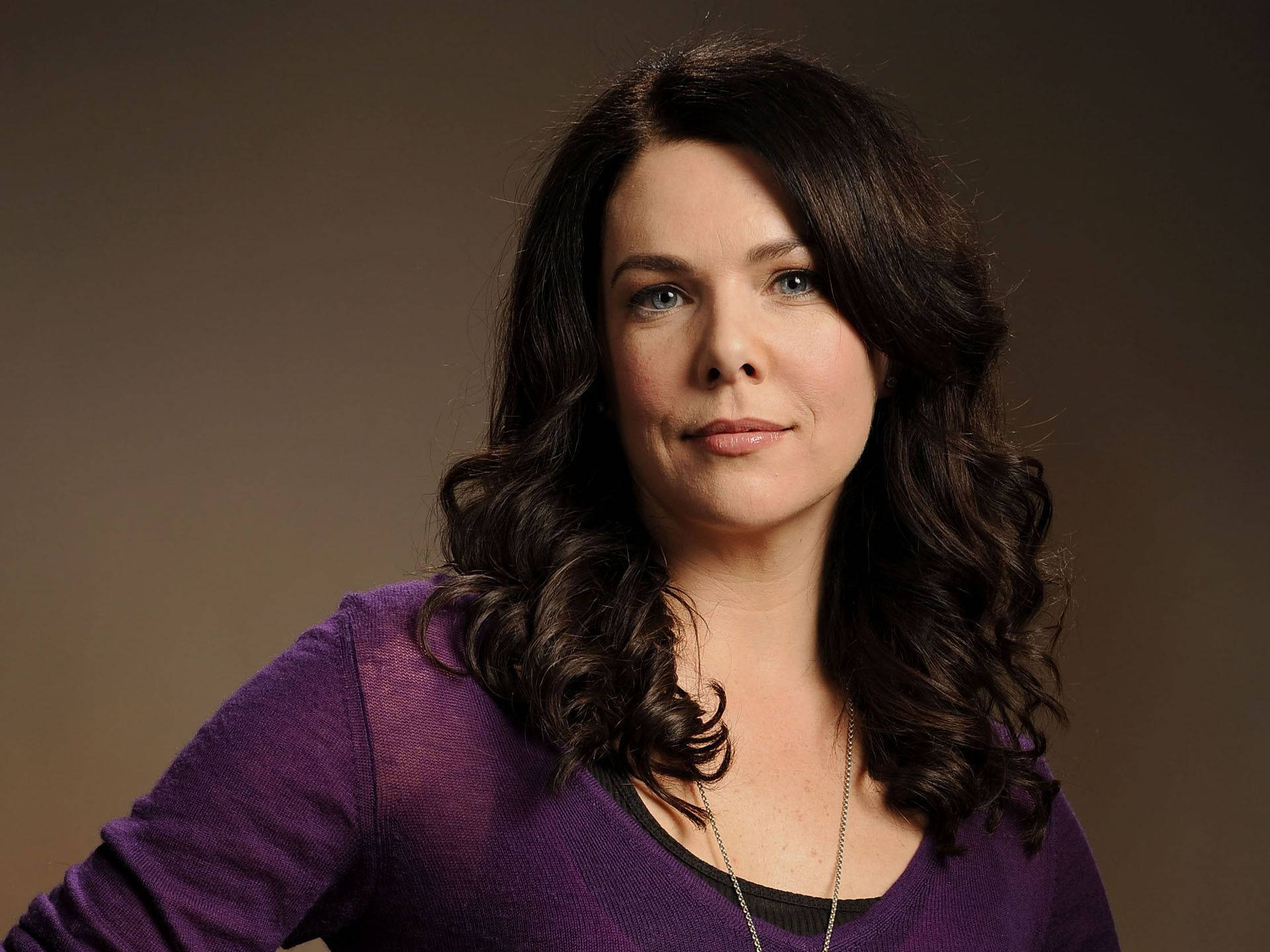 1920x1440 Lauren Graham Against Brown Wall Wallpaper