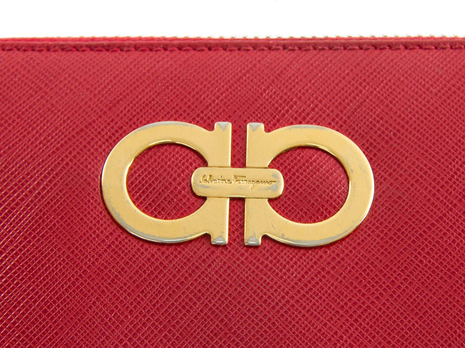 1920x1439 Download Luxurious Golden Salvatore Ferragamo Emblem Wallpaper