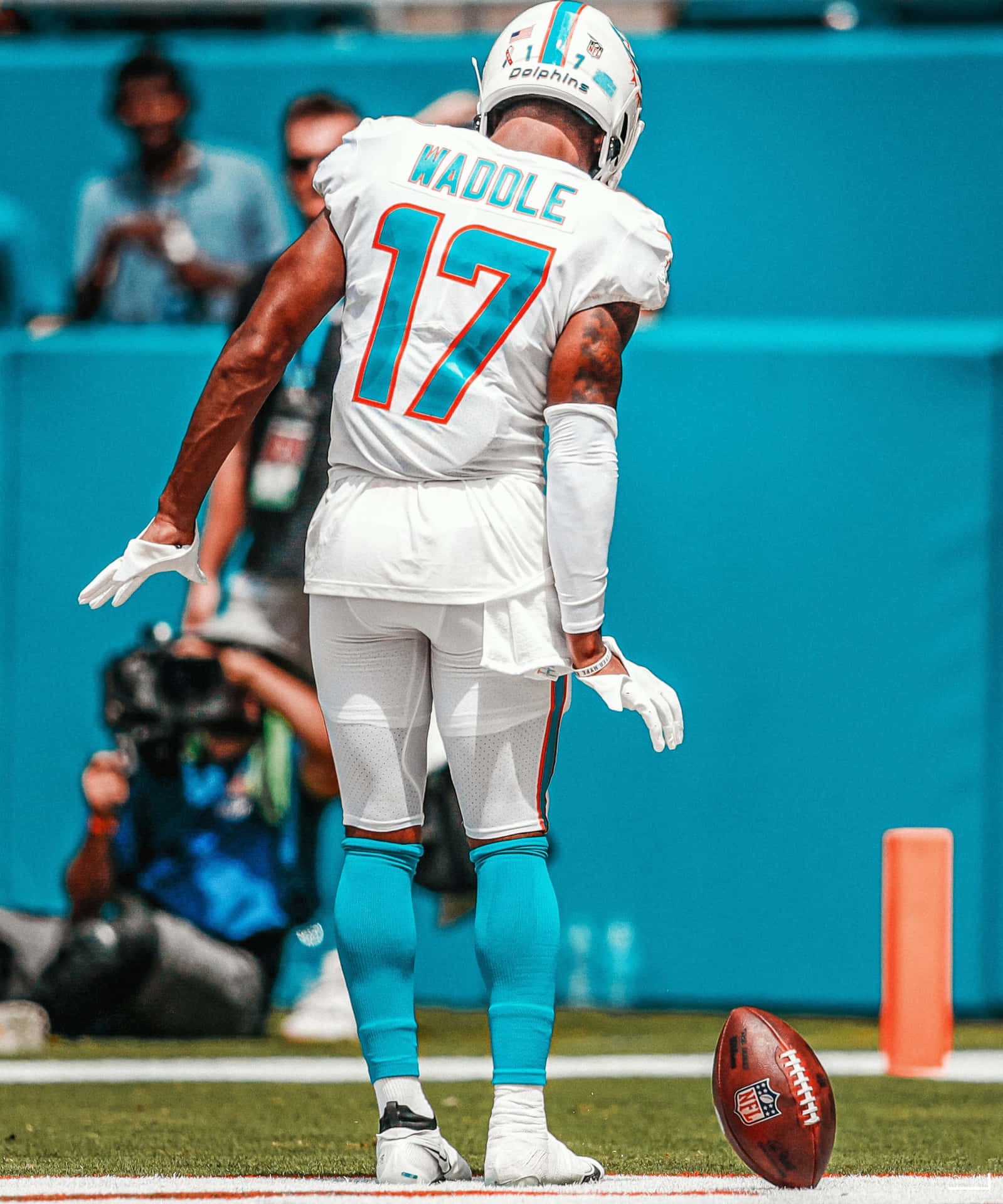 1599x1920 Download Jaylen Waddle Miami Dolphins Number17 Wallpaper