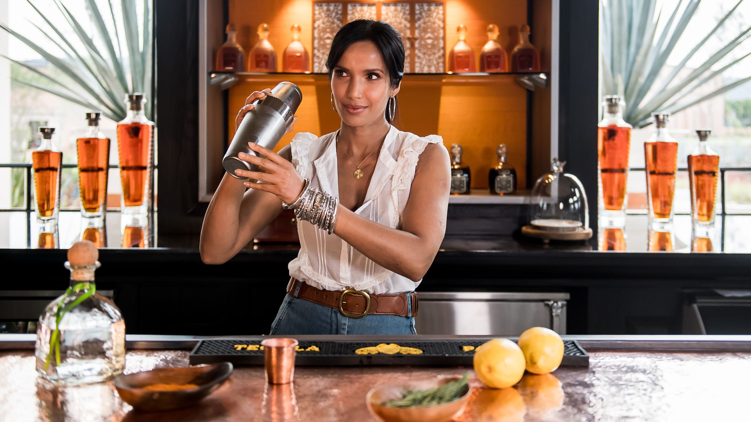 2560x1440 Padma Lakshmi on Table Settings, Dinner Party Food, and an Unexpected