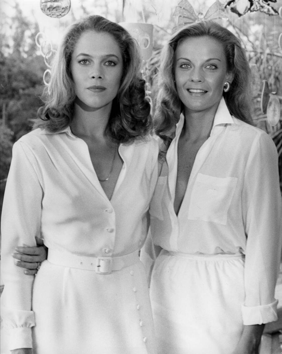 915x1150 Download Kathleen Turner And Kim Zimmer Wallpaper