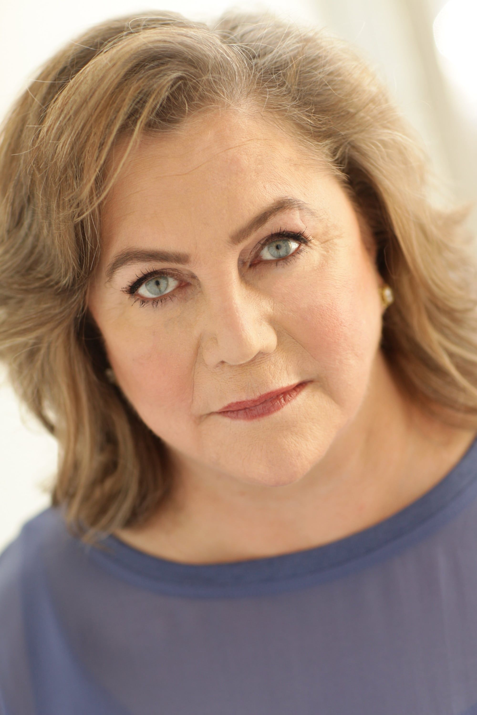 2000x3000 Kathleen Turner Wallpaper