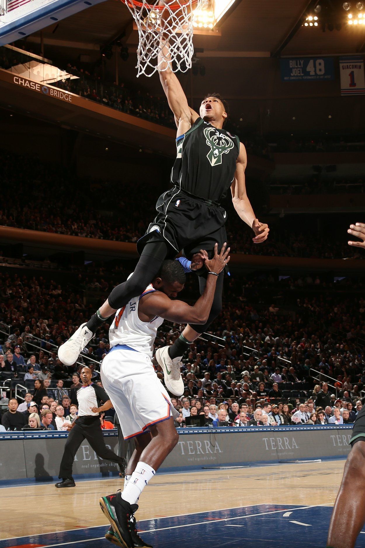 1250x1875 Giannis Dunk Wallpaper