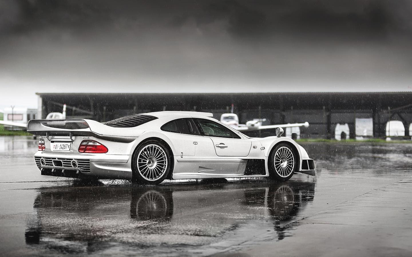1440x900 Gorgeous Mercedes CLK GTR in the rain [1440 × 900]