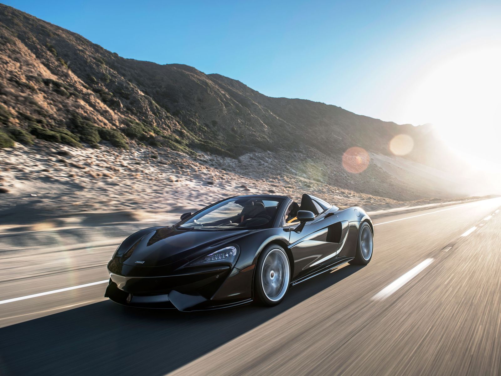 1600x1200 McLaren's New 570S Spider Supercar Adds Practicality to Luxury