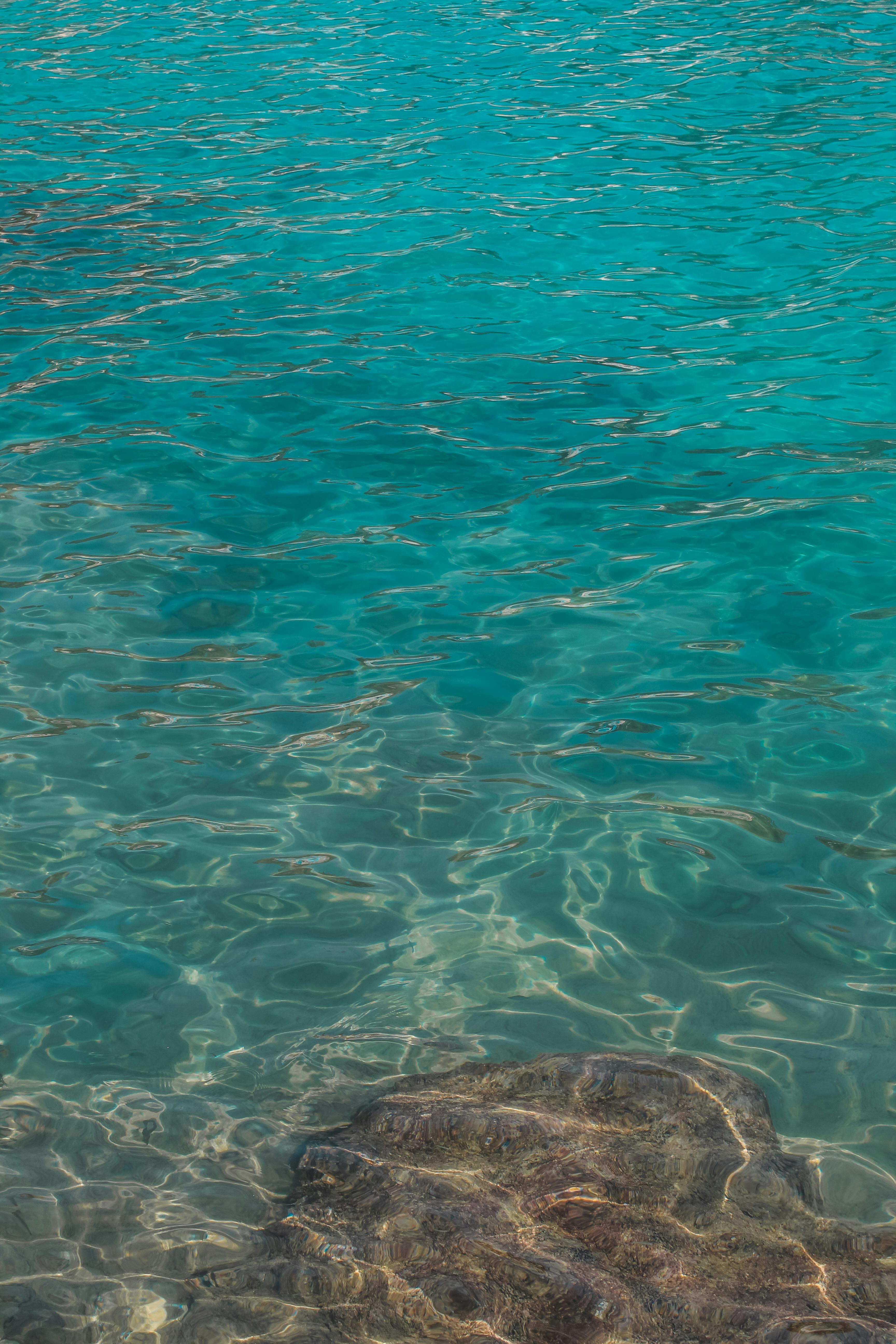 3456x5184 Turquoise Water in the Ocean · Free