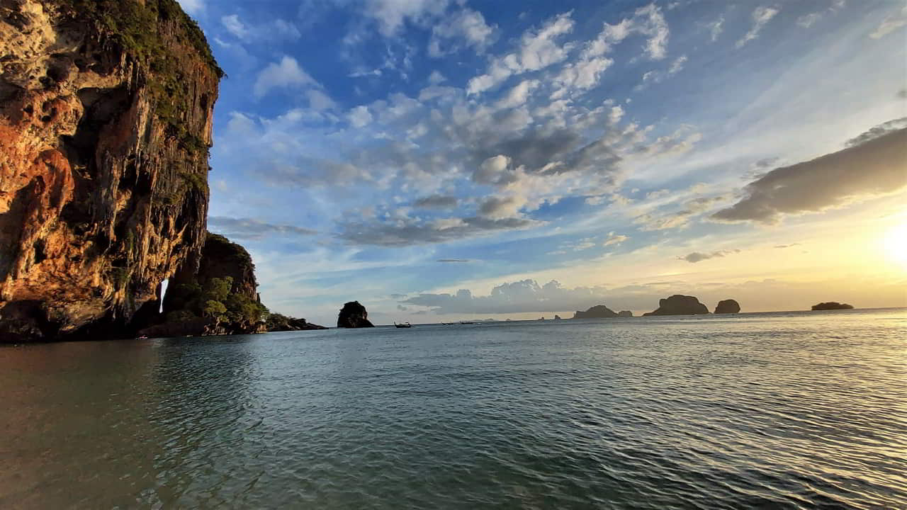 1280x720 Railay Beach: Your Gateway to a Thai Paradise. THéo COurant