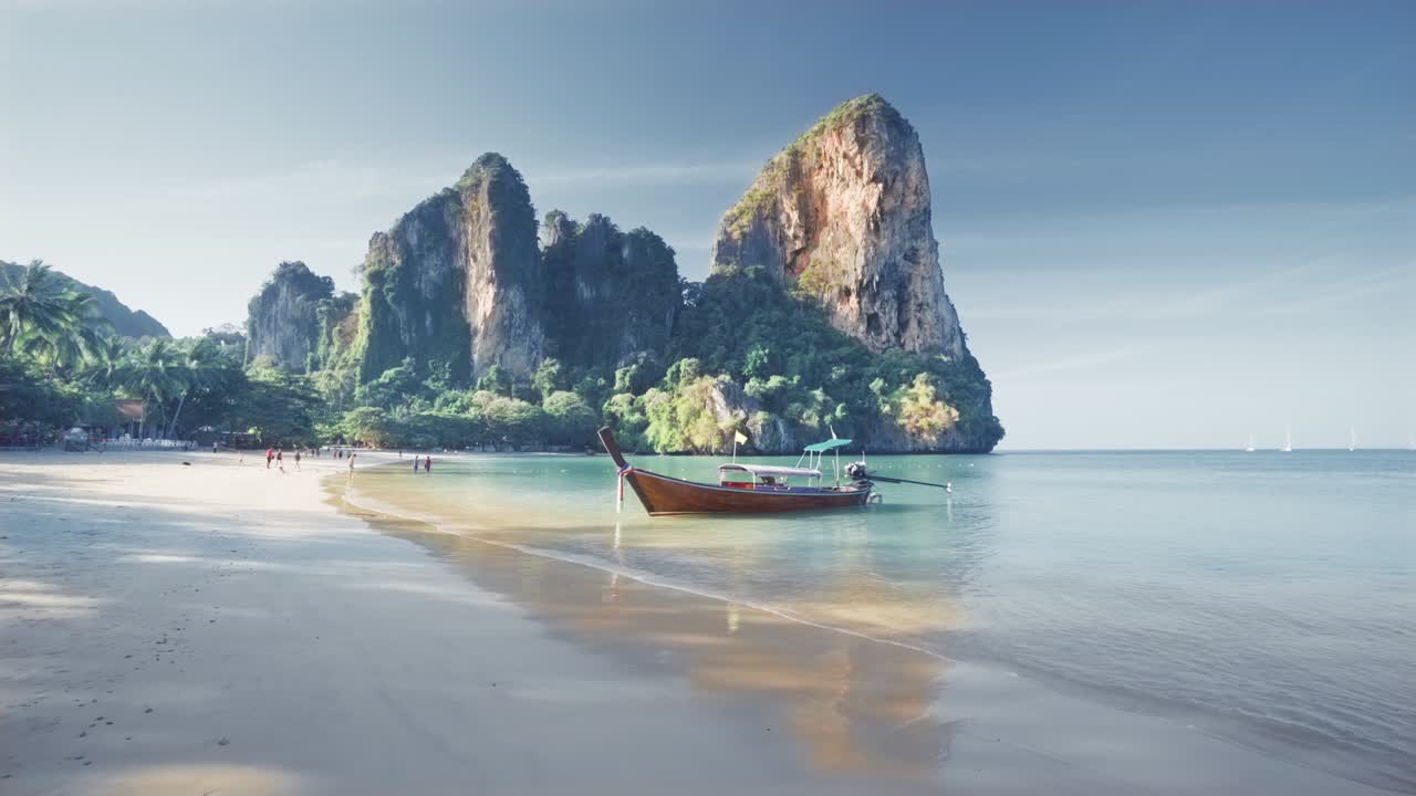 1280x720 Railay beach at sunrise in krabi, thailand