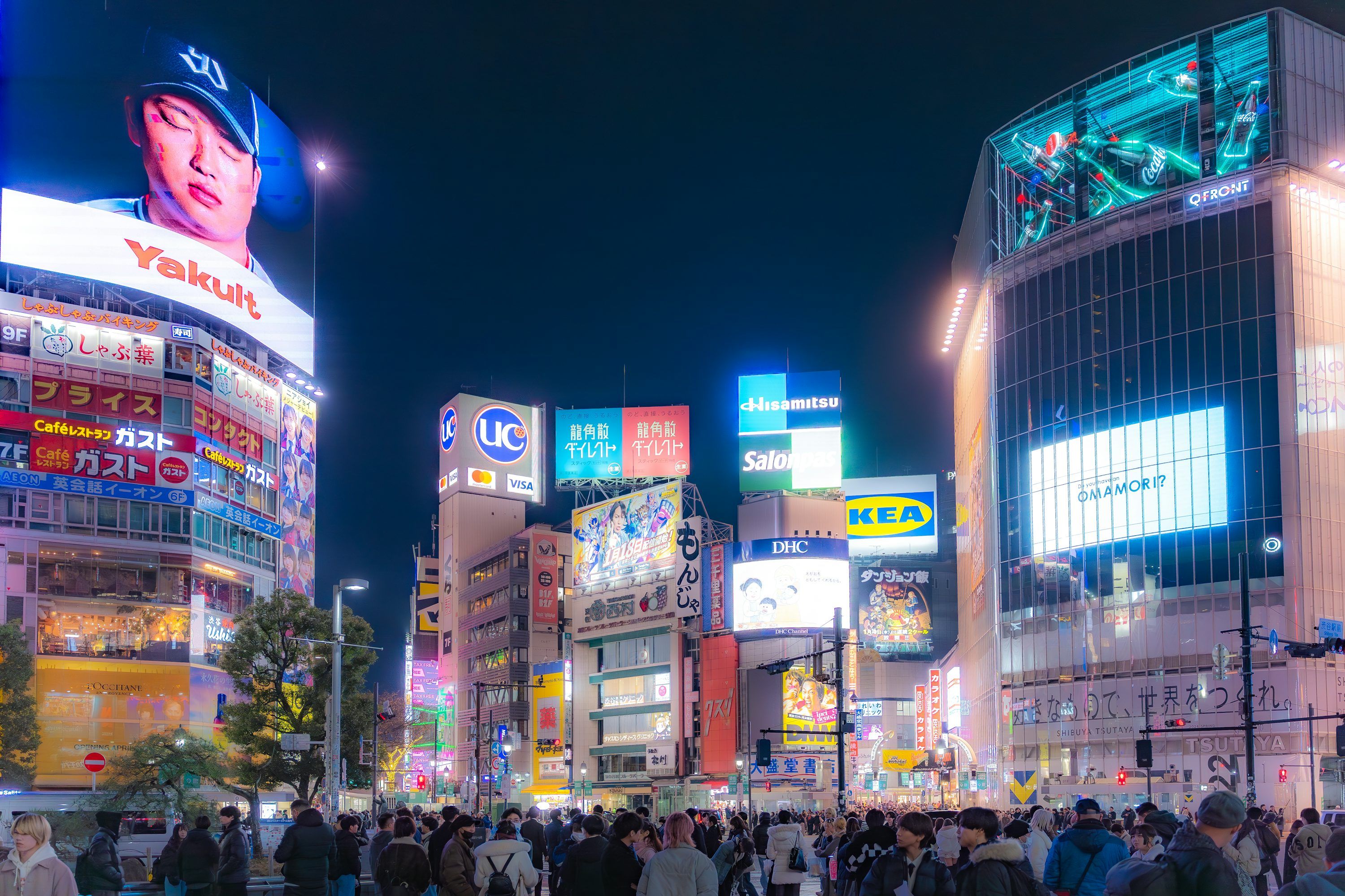 3000x2000 Tokyo's shibuya crossing at night is bustling. photo