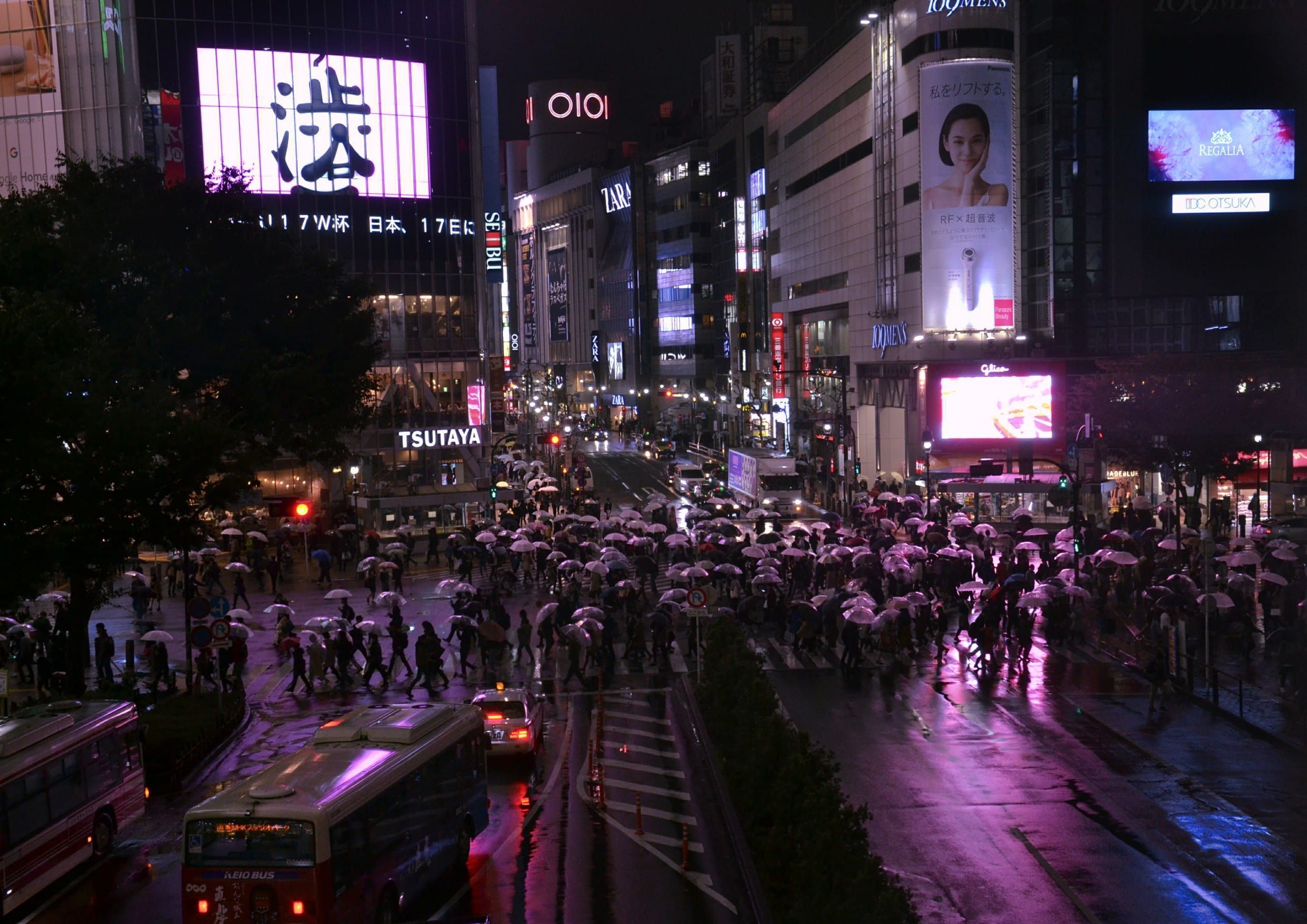 2658x1881 japan, shibuya, neon lights, neo tokyo, umbrellas, reflection, tokyo, shibuya crossing