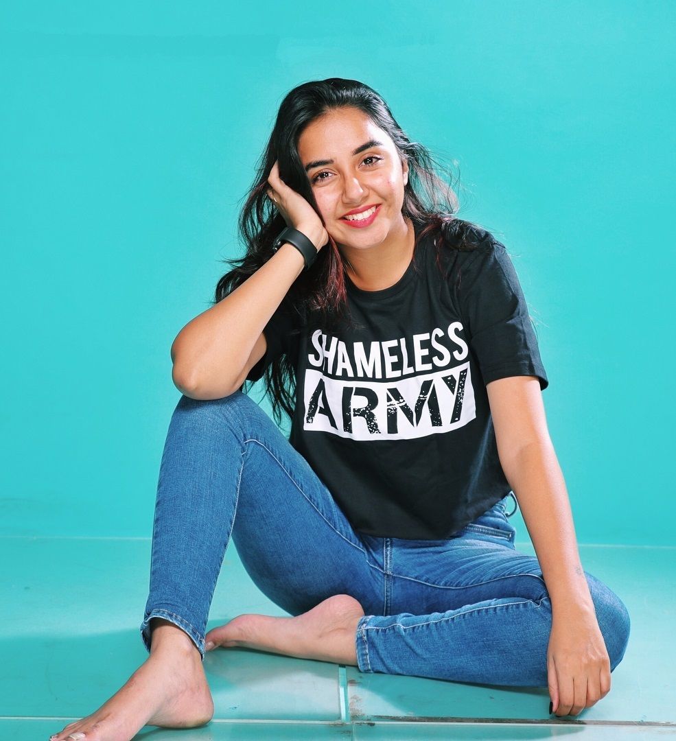 985x1080 Prajakta Koli YouTuber HD Desktop Wallpaper