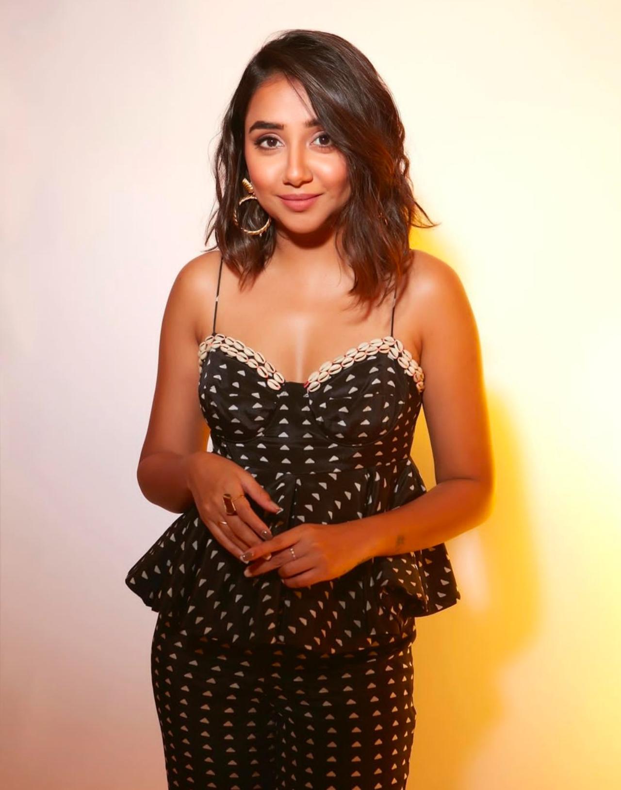 1280x1628 Prajakta Koli HD Background Wallpaper