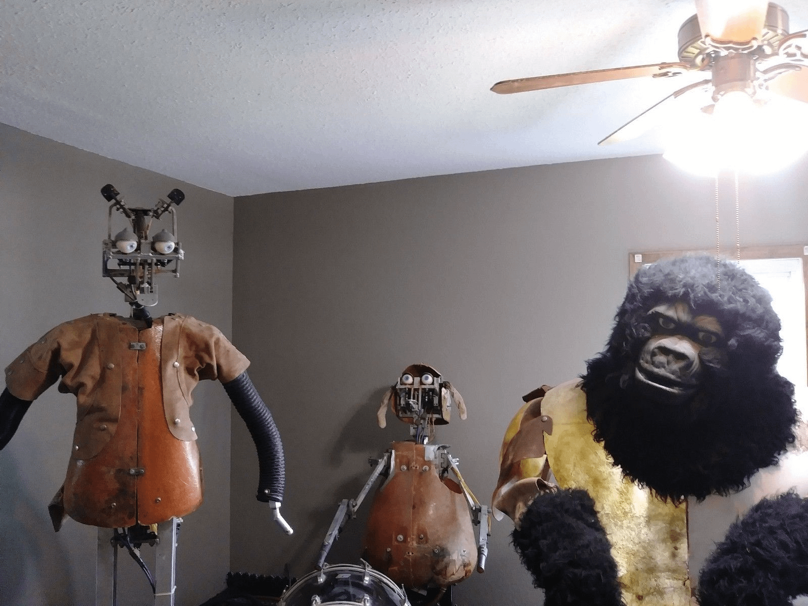 1600x1200 HMF Showbiz Pizza Animatronic or any Animatronics in general
