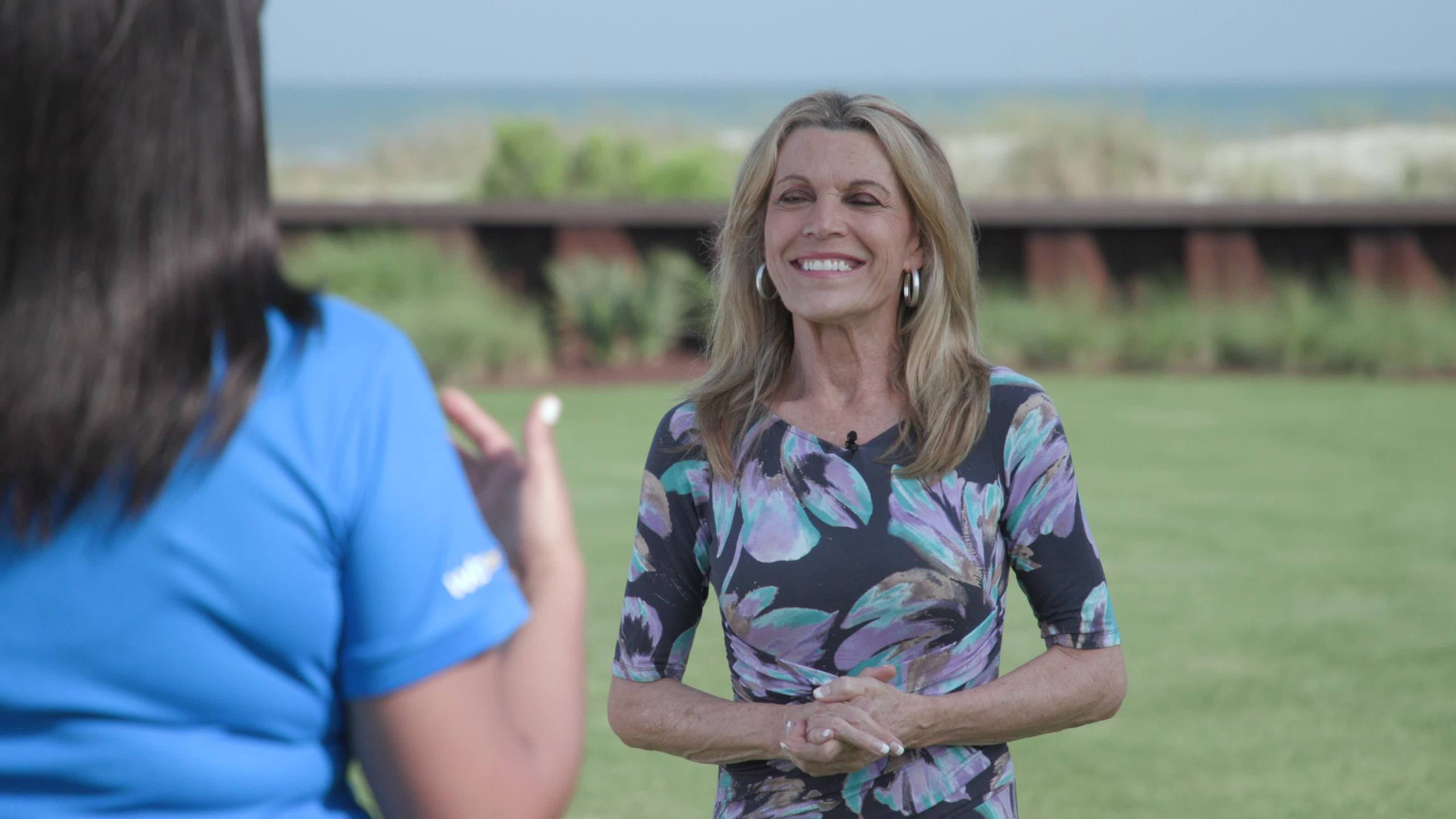 2560x1440 Vanna White, 'Wheel Of Fortune' Co Star And North Myrtle Beach Native, Marries Longtime Boyfriend