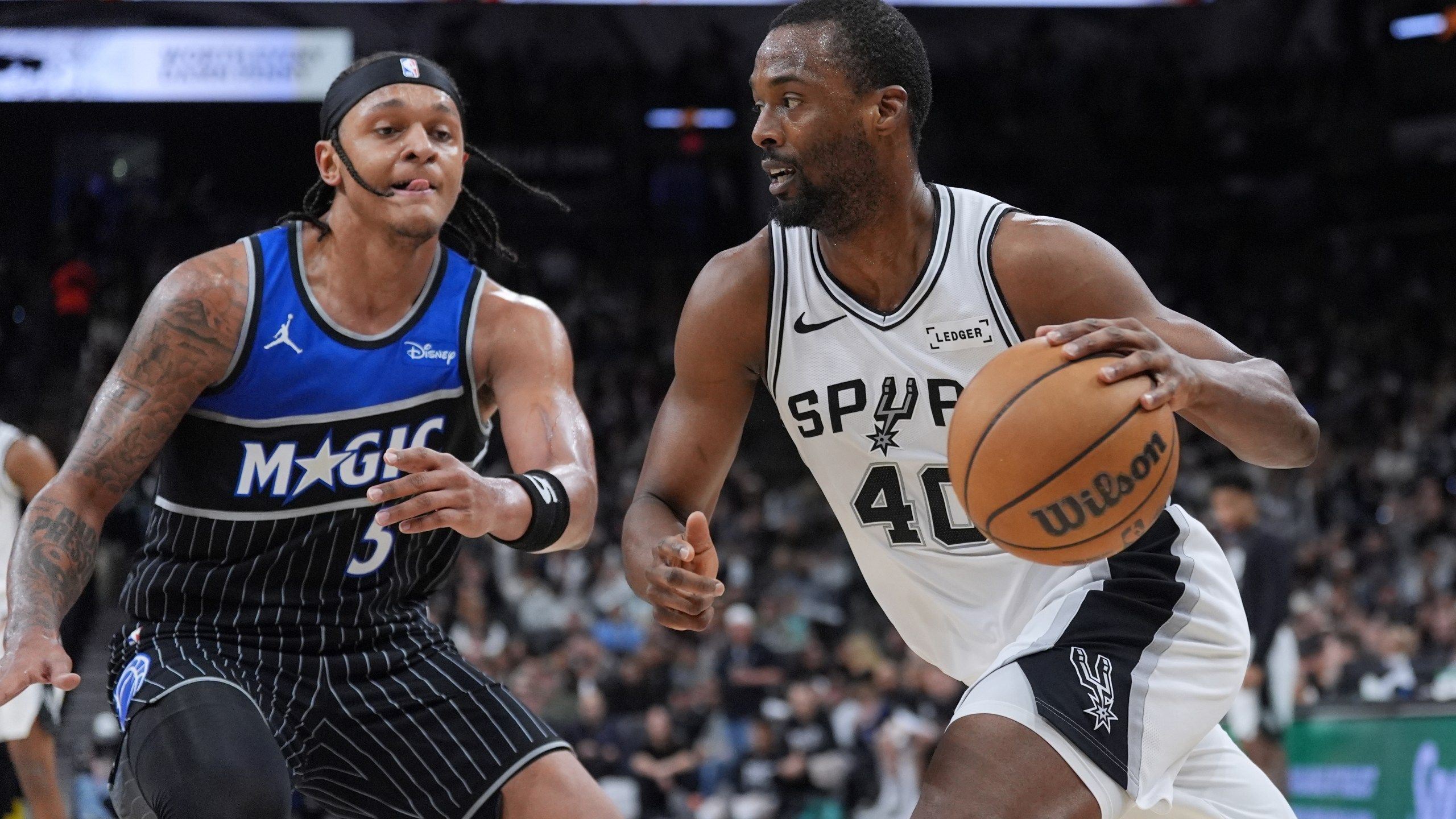 2560x1440 Snooze and lose: San Antonio's Harrison Barnes ends iron man streak because of nap injury