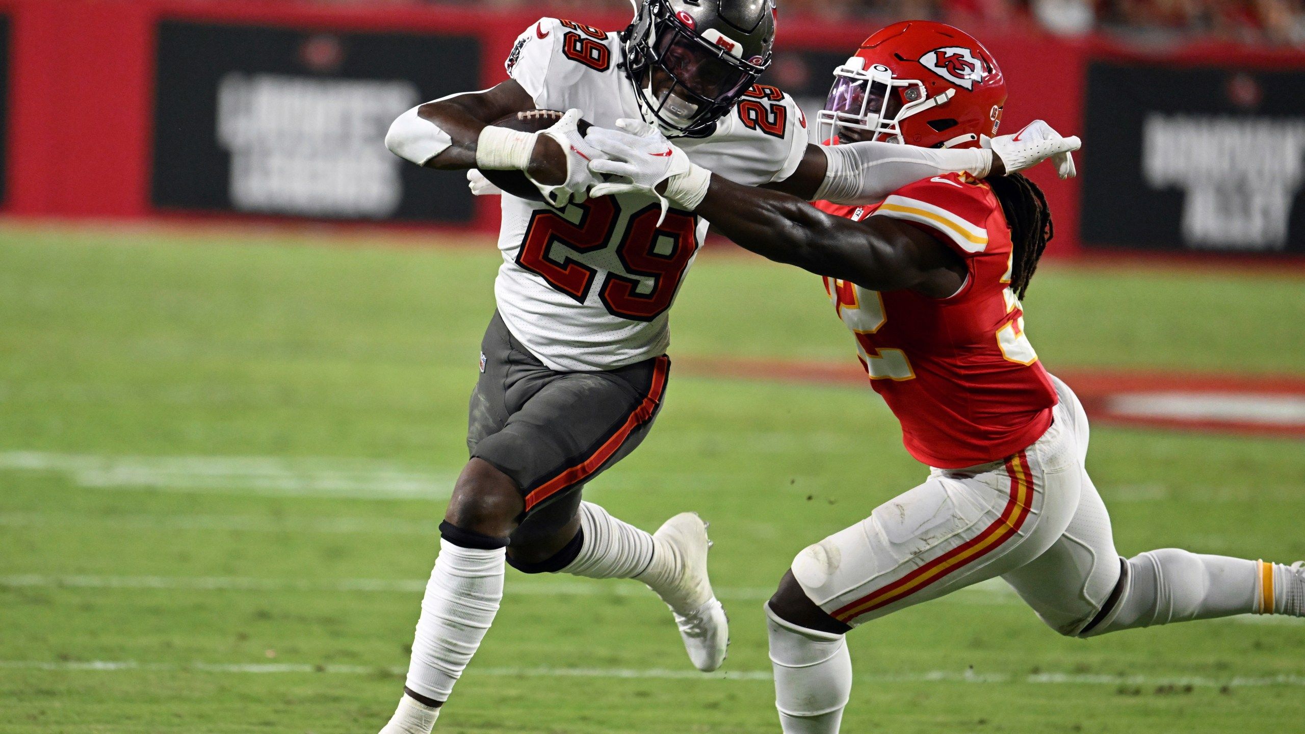2560x1440 KC native Rachaad White scores first touchdown against the Chiefs