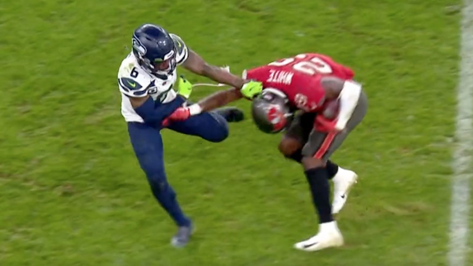 1600x900 Video: Rachaad White ragdolls Quandre Diggs with vicious stiffarm