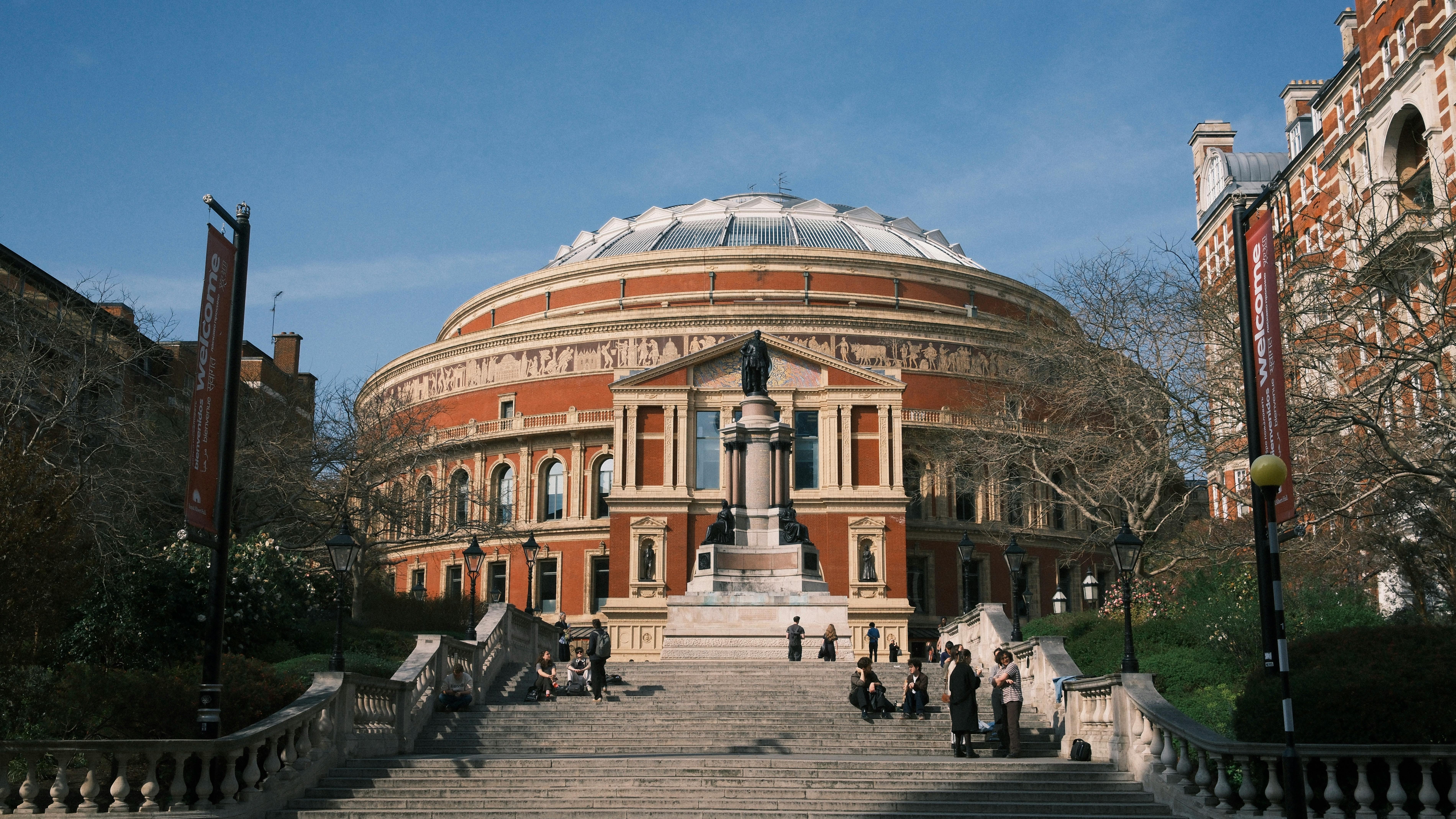 7601x4276 Iconic Royal Albert Hall under a Clear Sky · Free