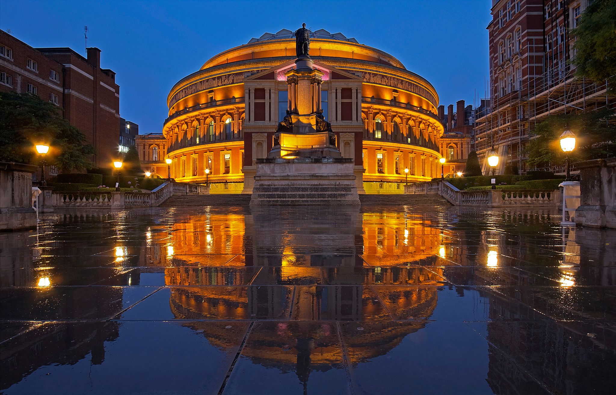 2048x1314 Royal Albert Hall at Night: Glowing Reflections in London's Iconic Landmark