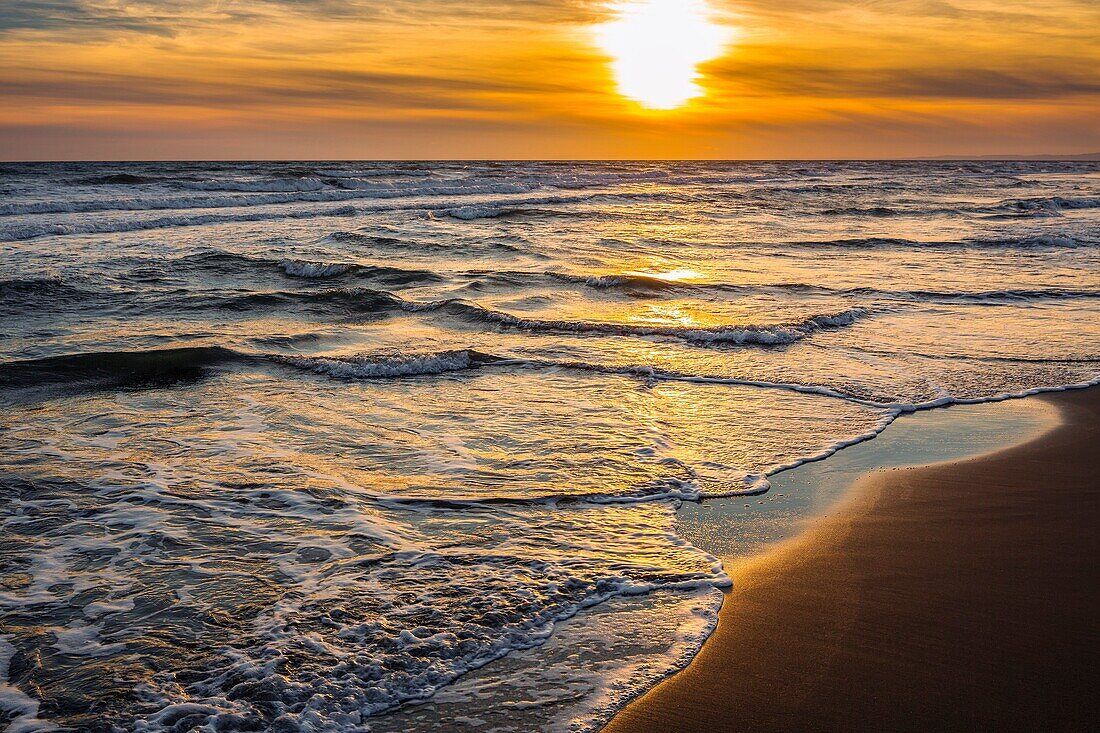 1100x733 Cabopino beach at sunset, Marbella