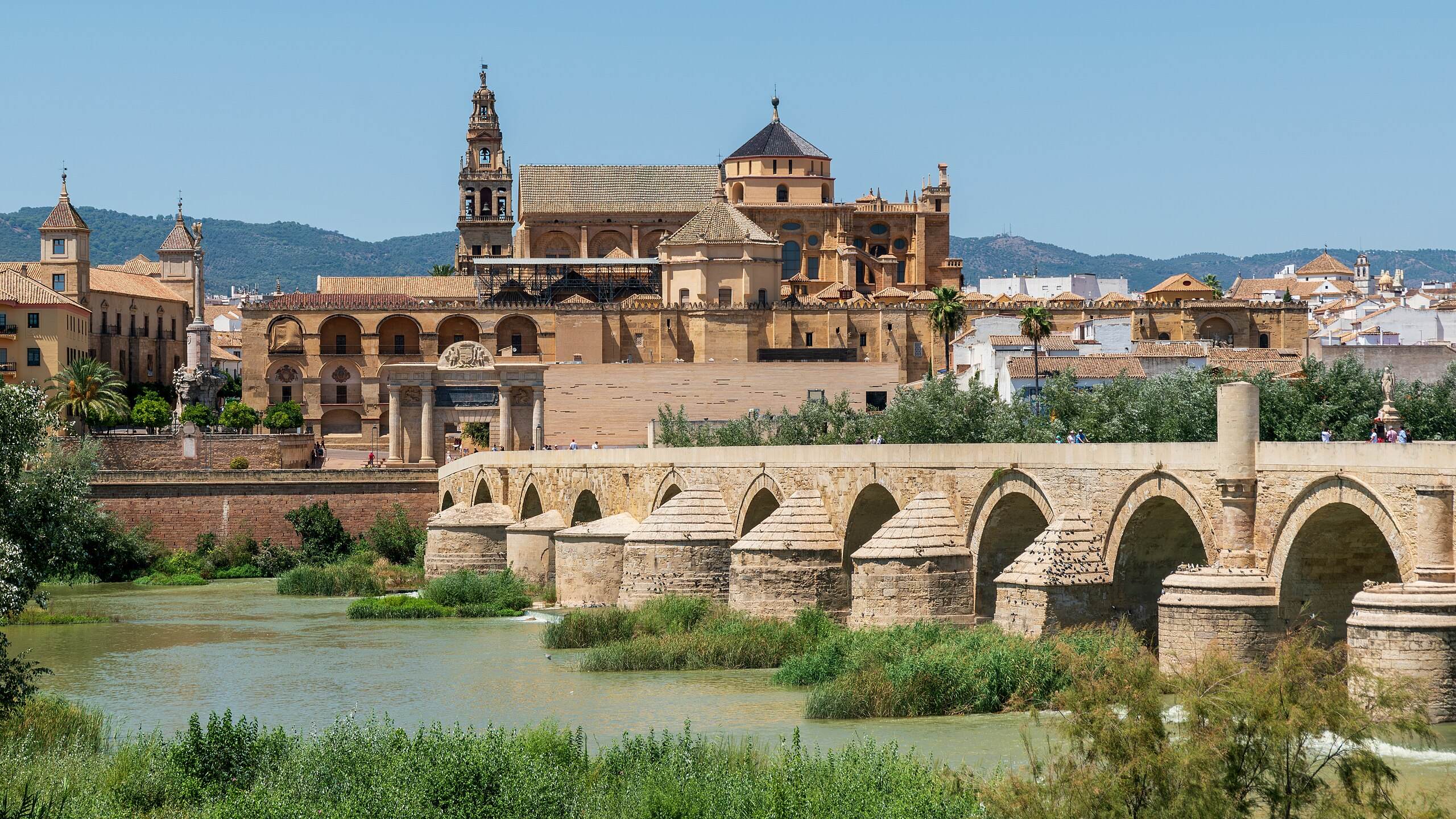 2560x1440 Best Places to Visit in Southern Spain: Mountains and Coasts