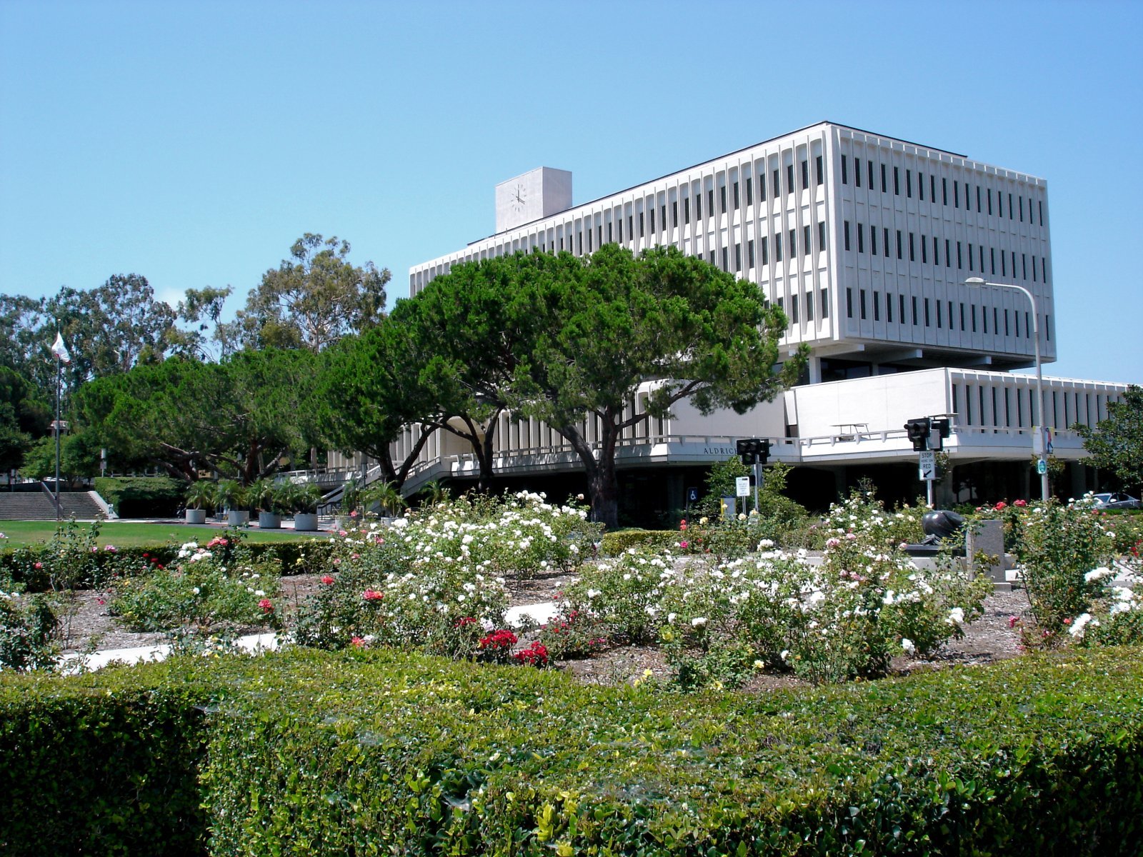 1600x1200 University of California, Irvine Campus