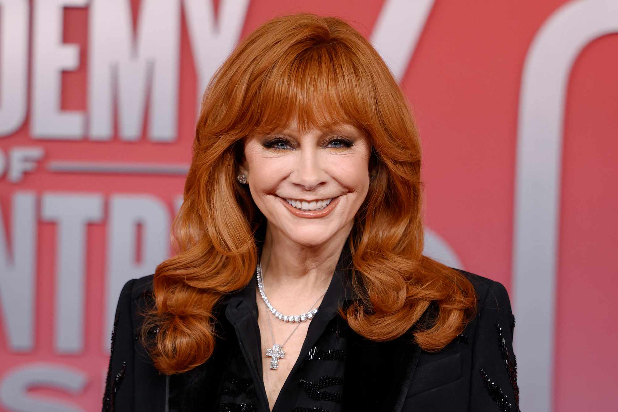 2000x1333 Reba McEntire Walks 2025 ACM Awards Red Carpet With Boyfriend Rex Linn
