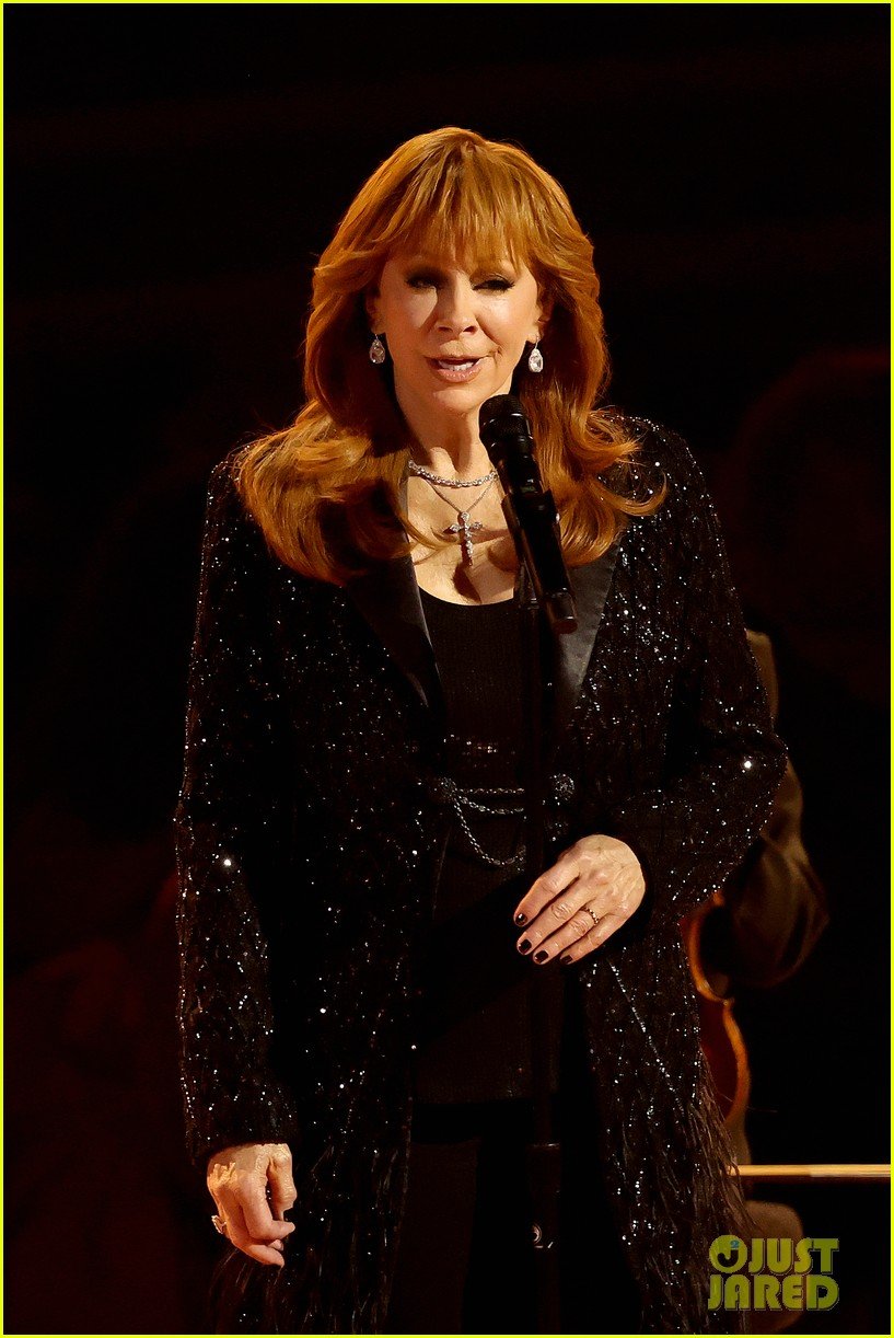 817x1222 Reba McEntire Performs at Grammys for First Time Ever During In Memoriam Tribute: Photo 5274725 Grammys, Grammys, Reba McEntire Photo. Just Jared: Entertainment News
