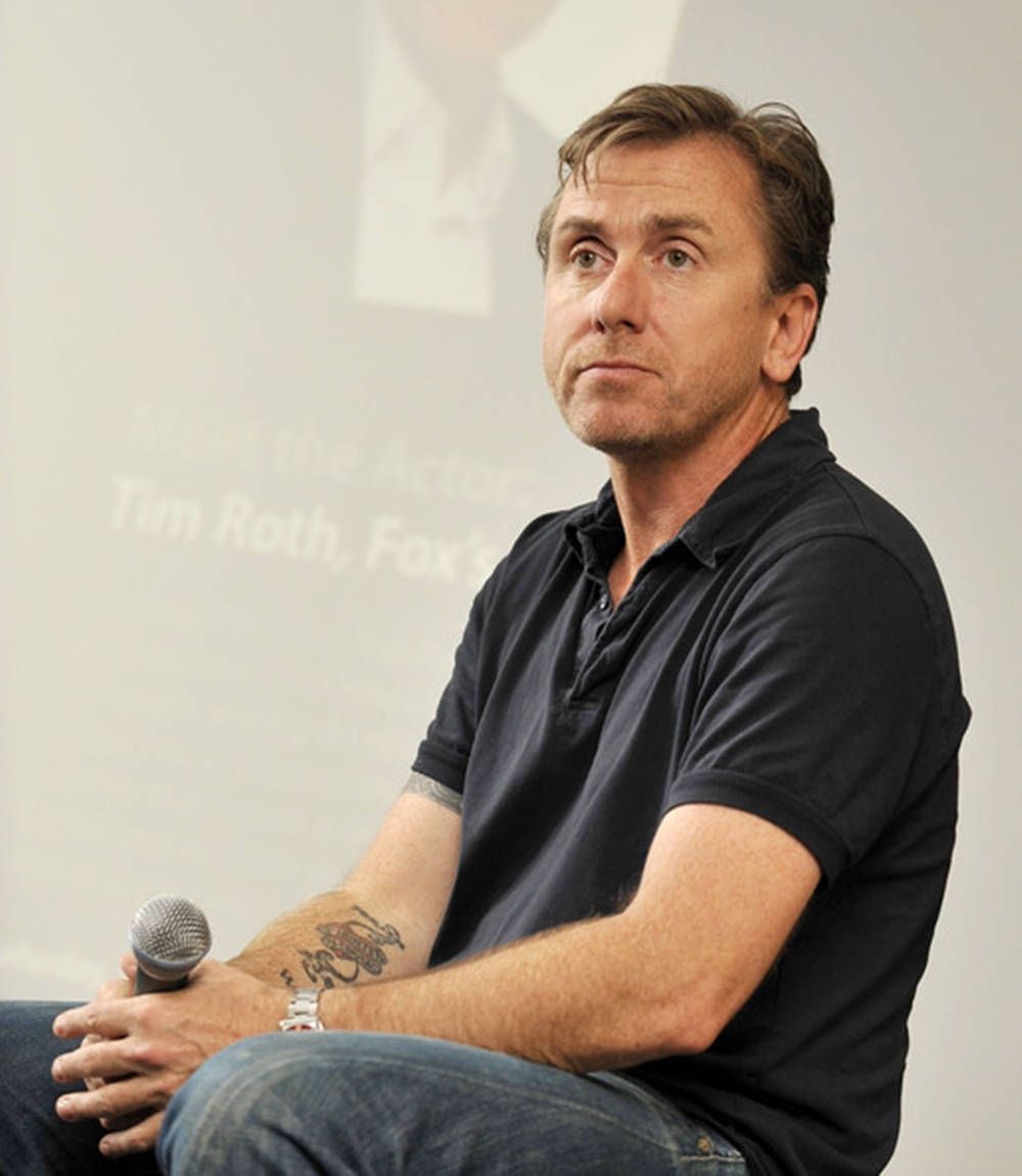 1000x1151 Download Hollywood Star Tim Roth In Casual Black Shirt Wallpaper