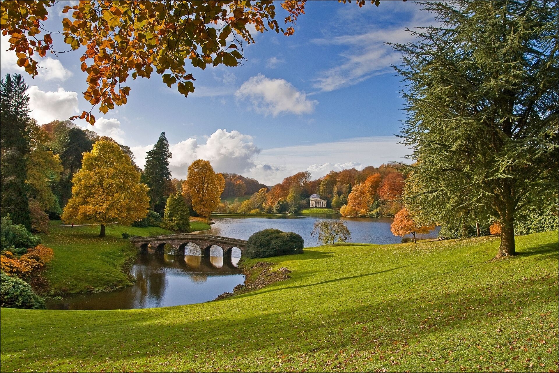 1920x1281 Wallpaper autumn, trees, bridge, lake, Park, England, England, Wiltshire for mobile and desktop, section пейзажи, resolution 1920x1281