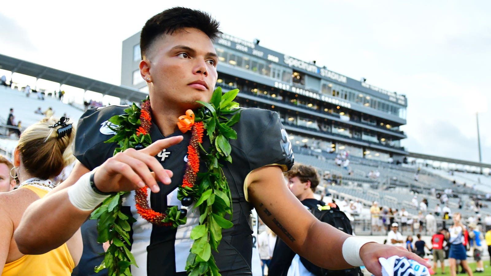 1600x900 UCF's Dillon Gabriel Among True Freshman Quarterbacks Making An Early Impression