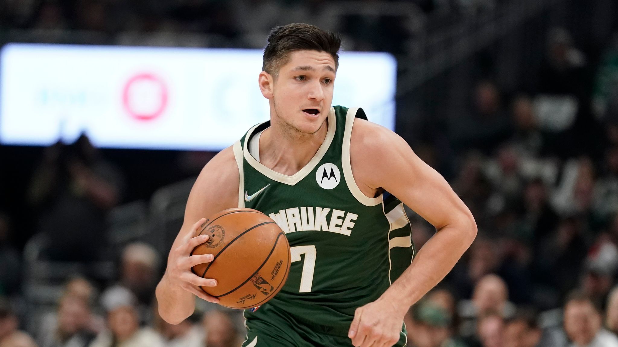 2048x1152 Watch as Grayson Allen provides an incredible assist for teammate Brook Lopez
