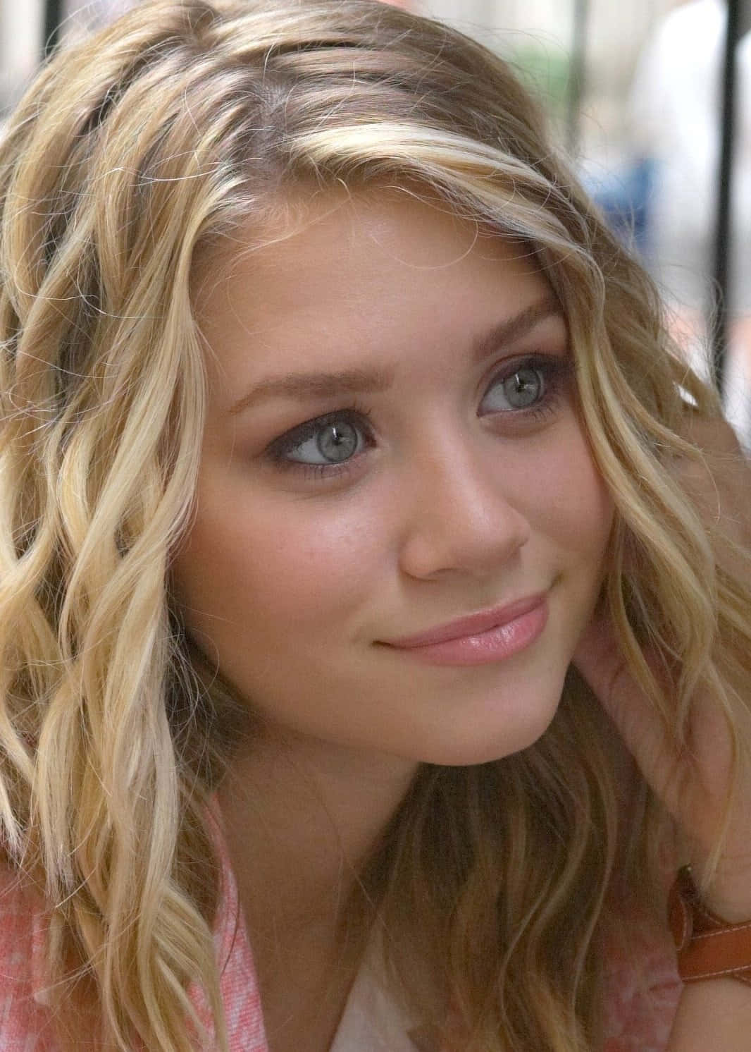 1066x1492 Download Mary Kate Olsen Posing Elegantly Wallpaper