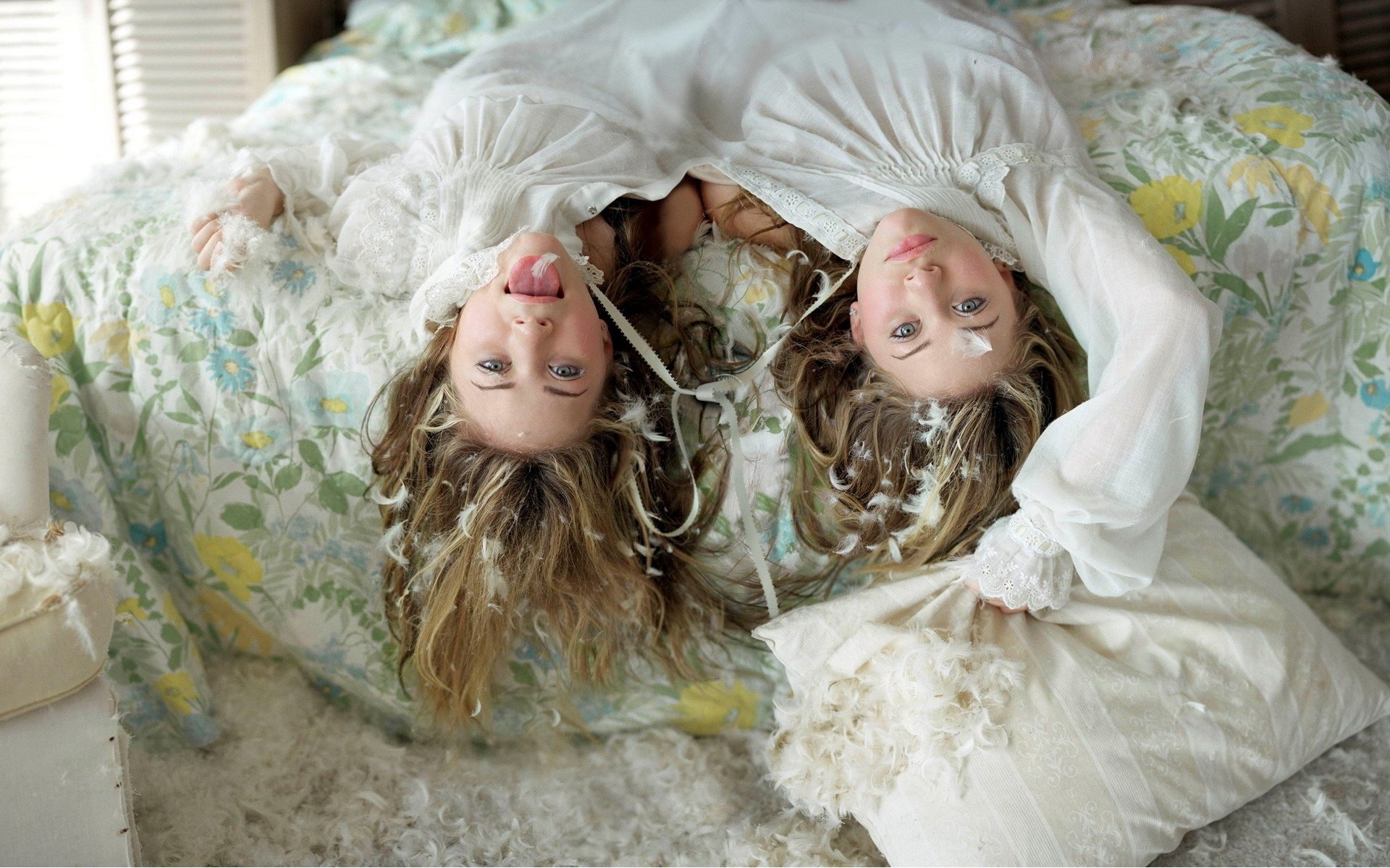 1920x1200 Wallpaper Bed, Feathers, Sisters, Ashley Olsen, Mary Kate Olsen For Mobile And Desktop, Section девушки, Resolution 1920x1200