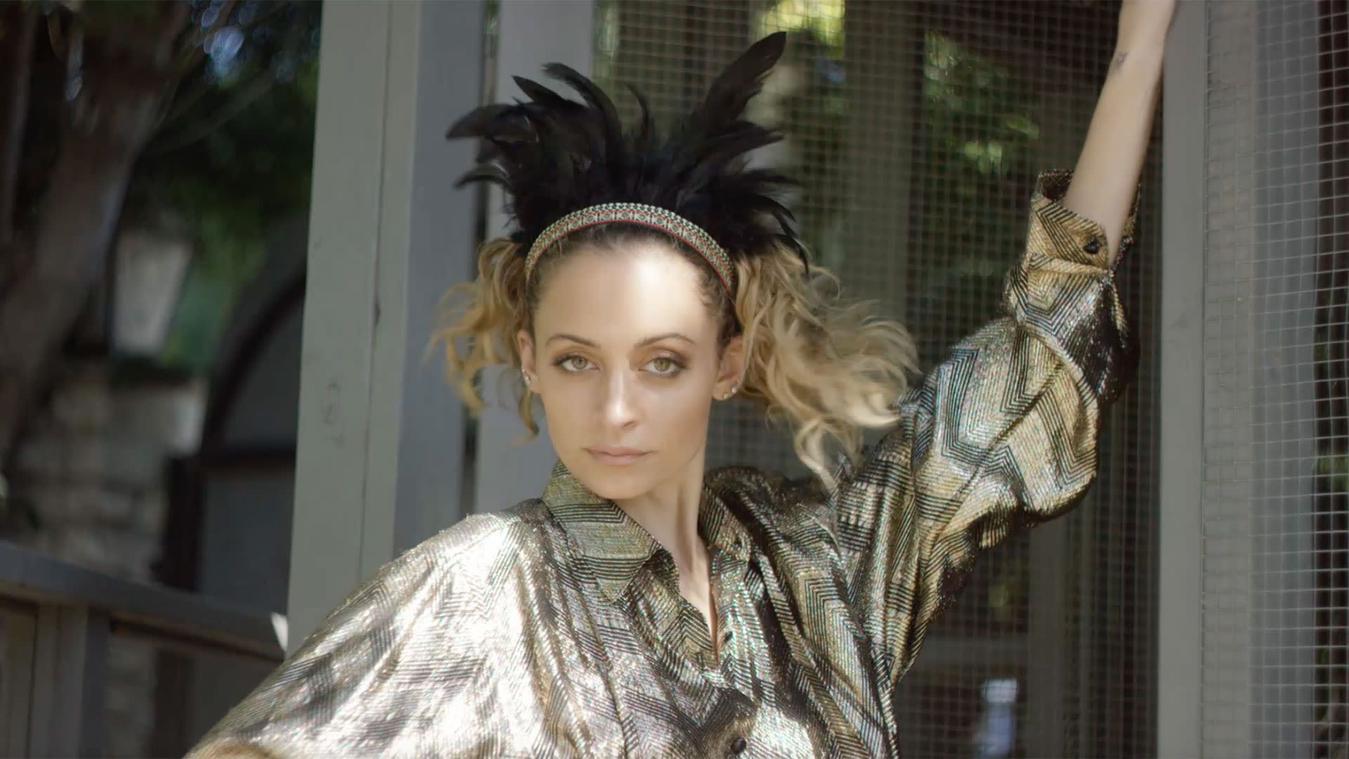 1920x1080 Nicole Richie Motivates Her Chickens for a Photohoot
