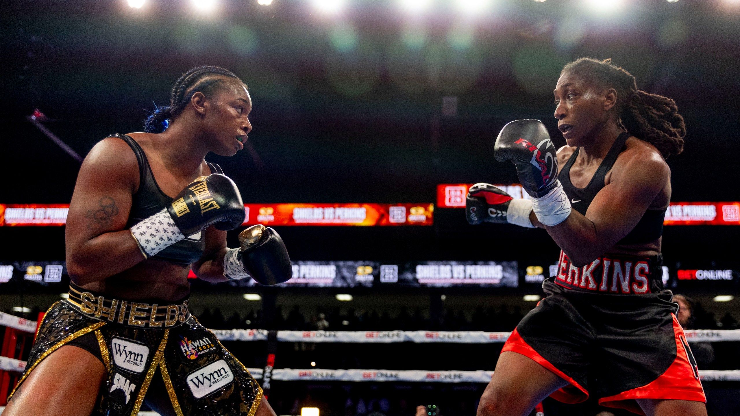2560x1440 Shields outpoints Perkins to win 1st undisputed heavyweight bout in women's boxing